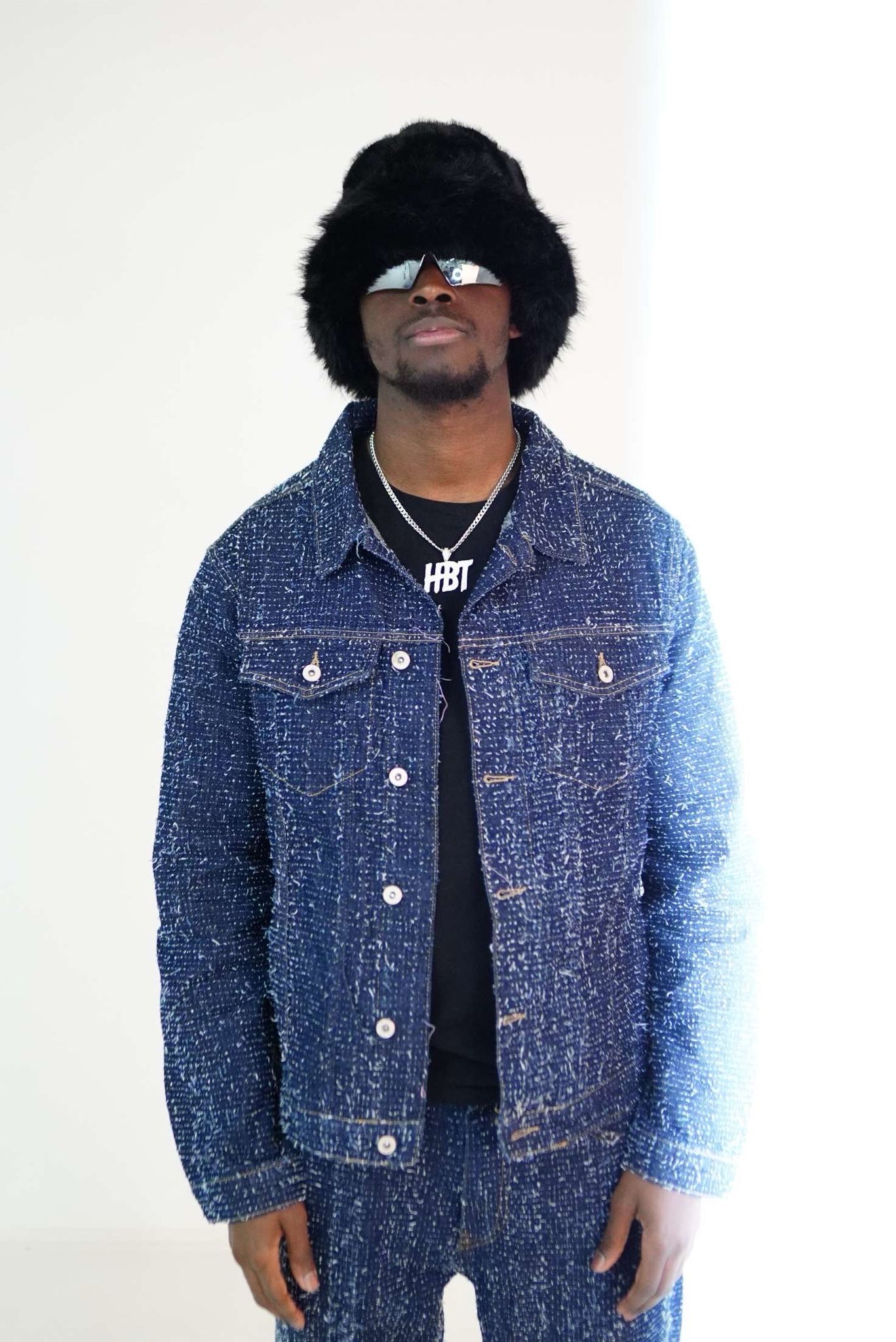 Photo de HBT avec collier personnalisable en argent