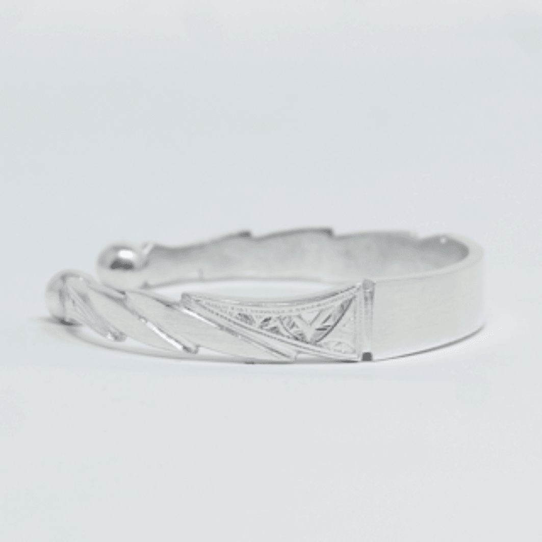 Vue complementaire, du bracelet AKOUA Argent en argent 925 (poincon 925), signe WB Paris (Westaff Bijouterie). Maille souple et fermoir securise, port au poignet ; on remarque l'epaisseur nette de la maille et la brillance polie miroir. Modele personnalisable : gravure prenom, date ou initiales. Style elegant, ideal mixte — cadeau homme. Recherches : argent sterling, bijou argent, cadeau homme, garantie a vie. Argent 925 hypoallergenique. Cadeau homme a offrir toute l'annee.