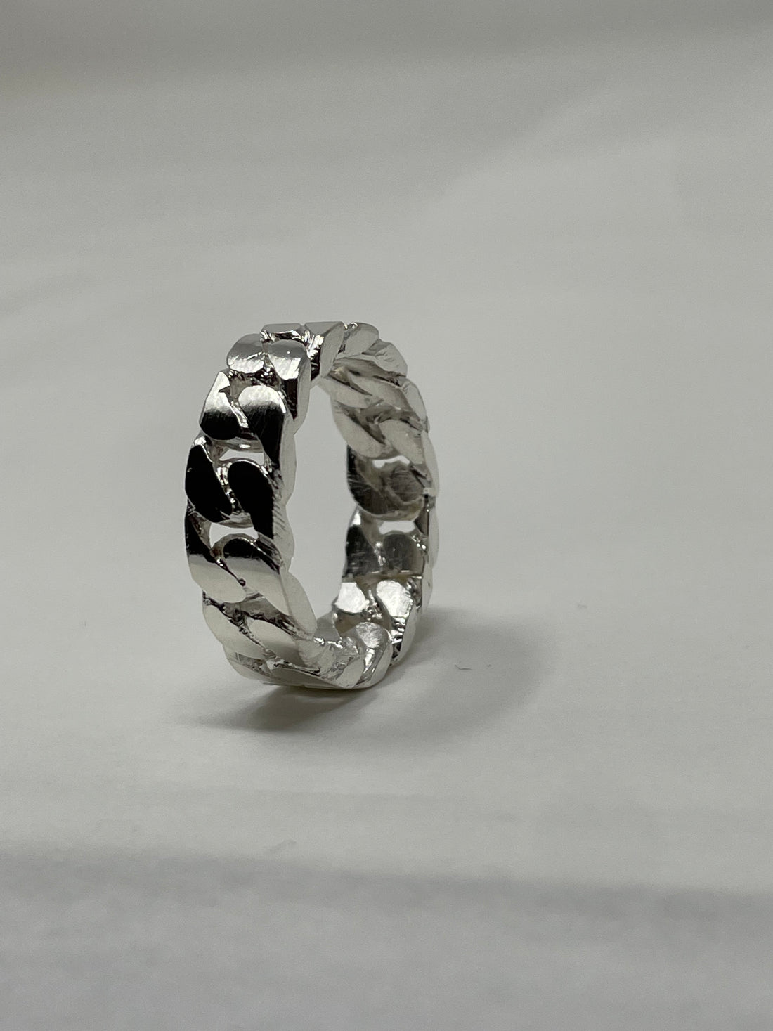 Vue complementaire, de la bague Chaîne TOLOMITE Argent en argent sterling 925, signe WB Paris (Westaff Bijouterie). Anneau au galbe net, tour de doigt ajuste, port au doigt ; on remarque la brillance polie miroir et la maille reguliere et brillante. Style moderne, ideal femme — cadeau fete des meres. Recherches : bijou argent, argent sterling, cadeau fete des meres, garantie a vie. Argent 925 hypoallergenique. Cadeau fete des meres a offrir toute l'annee. Mot-cle : argent 925.