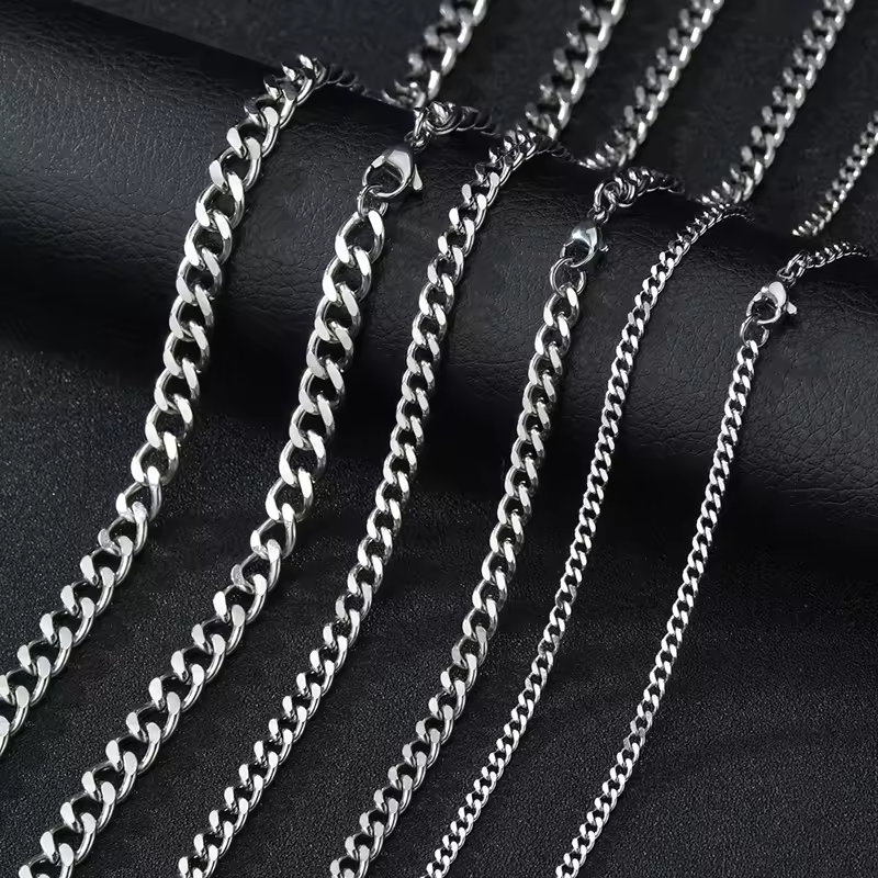 Comparatif des tailles, du collier CUBA en Argent 3mm en argent veritable 925, signe WB Paris (Westaff Bijouterie). Chaine aux maillons reguliers, port au cou ; on remarque le poids equilibre et la patine durable. Plusieurs largeurs alignees pour comparer l'epaisseur de la maille. Style streetwear, ideal unisexe — cadeau fete des meres. Recherches : argent sterling, bijou argent, cadeau fete des meres, garantie a vie.