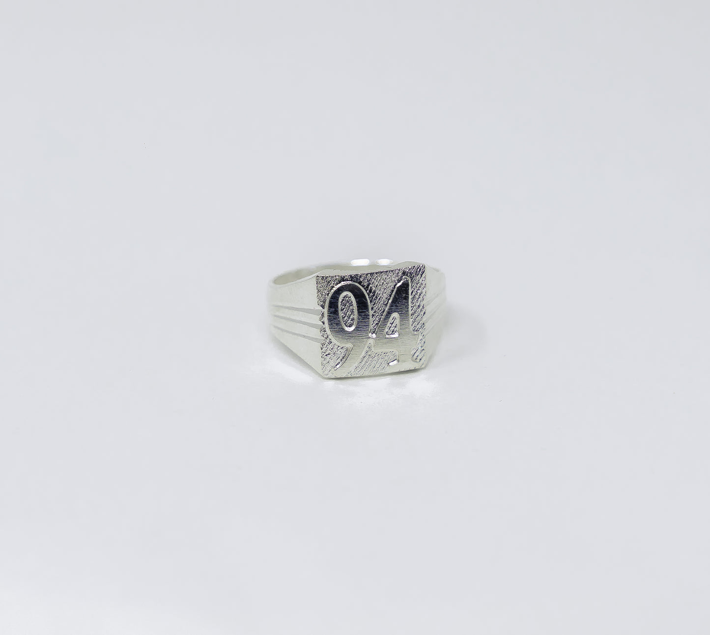 Autre angle, de la bague EKO Argent en argent massif 925, signe WB Paris (Westaff Bijouterie). Anneau au galbe net, tour de doigt ajuste, port au doigt ; on remarque l'epaisseur nette de la maille et les reflets nets du metal. Modele personnalisable : gravure prenom, date ou initiales. Style chic, ideal unisexe — cadeau femme. Recherches : bijou argent, argent sterling, cadeau femme, bon rapport qualite-prix. Argent 925 hypoallergenique. Cadeau femme a offrir toute l'annee.