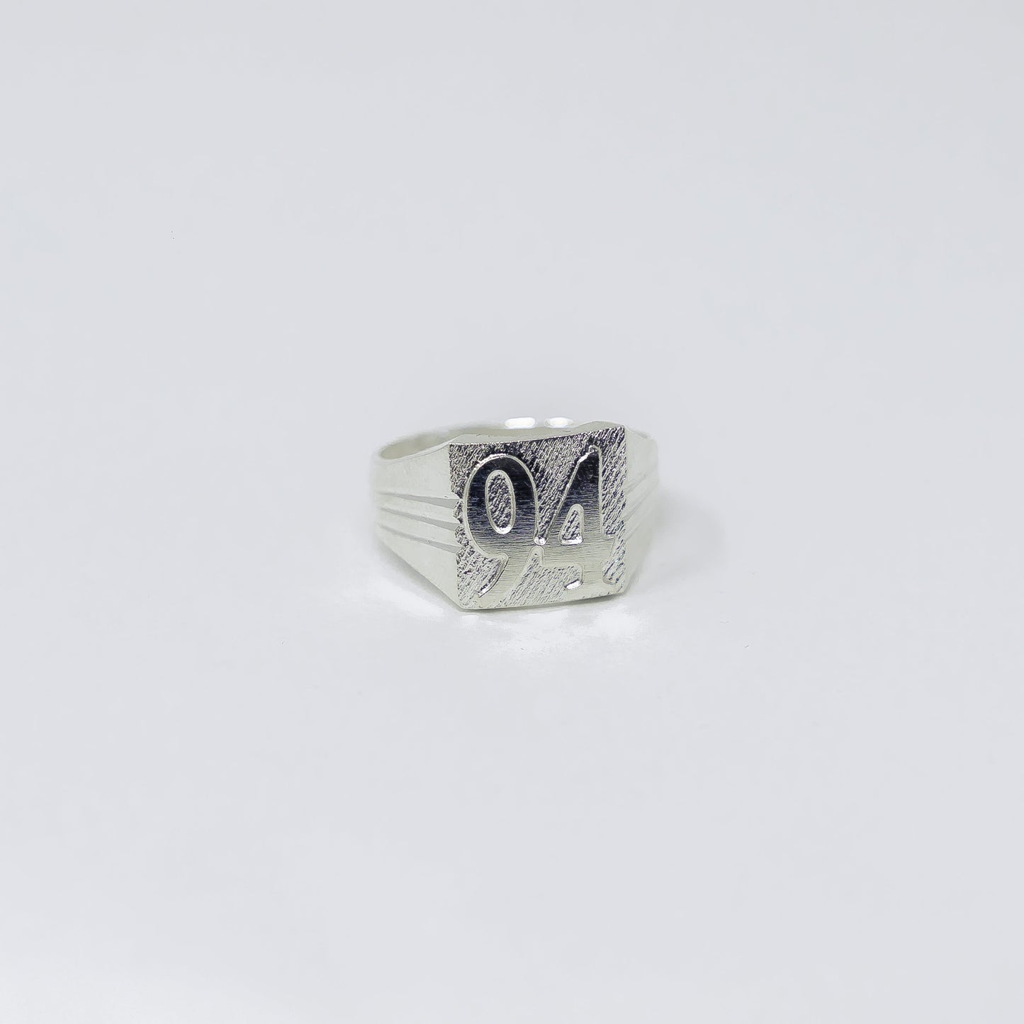 Autre angle, de la bague EKO Argent en argent massif 925, signe WB Paris (Westaff Bijouterie). Anneau au galbe net, tour de doigt ajuste, port au doigt ; on remarque l'epaisseur nette de la maille et les reflets nets du metal. Modele personnalisable : gravure prenom, date ou initiales. Style chic, ideal unisexe — cadeau femme. Recherches : bijou argent, argent sterling, cadeau femme, bon rapport qualite-prix. Argent 925 hypoallergenique. Cadeau femme a offrir toute l'annee.