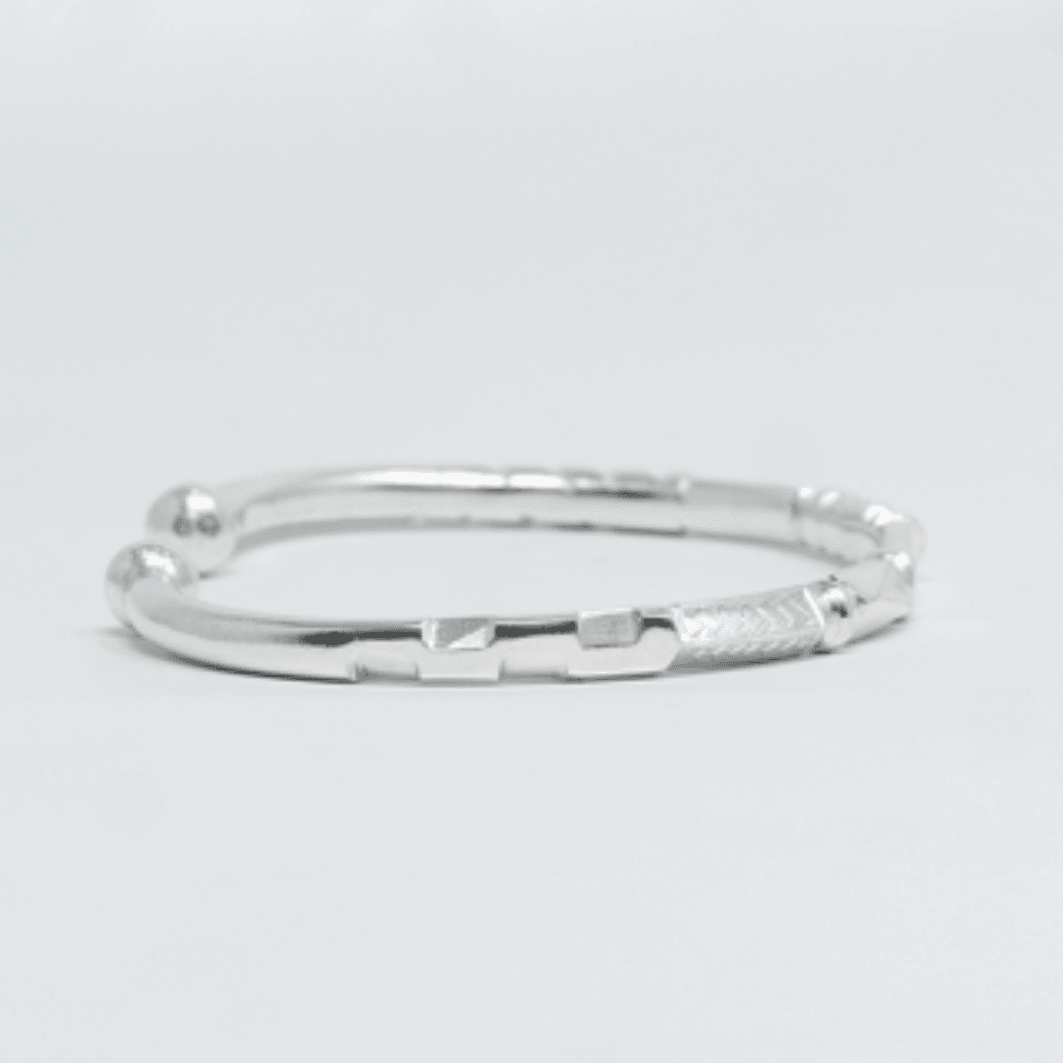 Vue alternative, du bracelet Jonc SABA Argent en argent veritable 925, signe WB Paris (Westaff Bijouterie). Maille souple et fermoir securise, port au poignet ; on remarque la brillance polie miroir et la maille reguliere et brillante. Style tendance, ideal homme — cadeau fete des meres. Recherches : argent 925, argent massif, cadeau fete des meres, fabrication soignee. Argent 925 hypoallergenique. Cadeau fete des meres a offrir toute l'annee. Mot-cle : bijou argent.