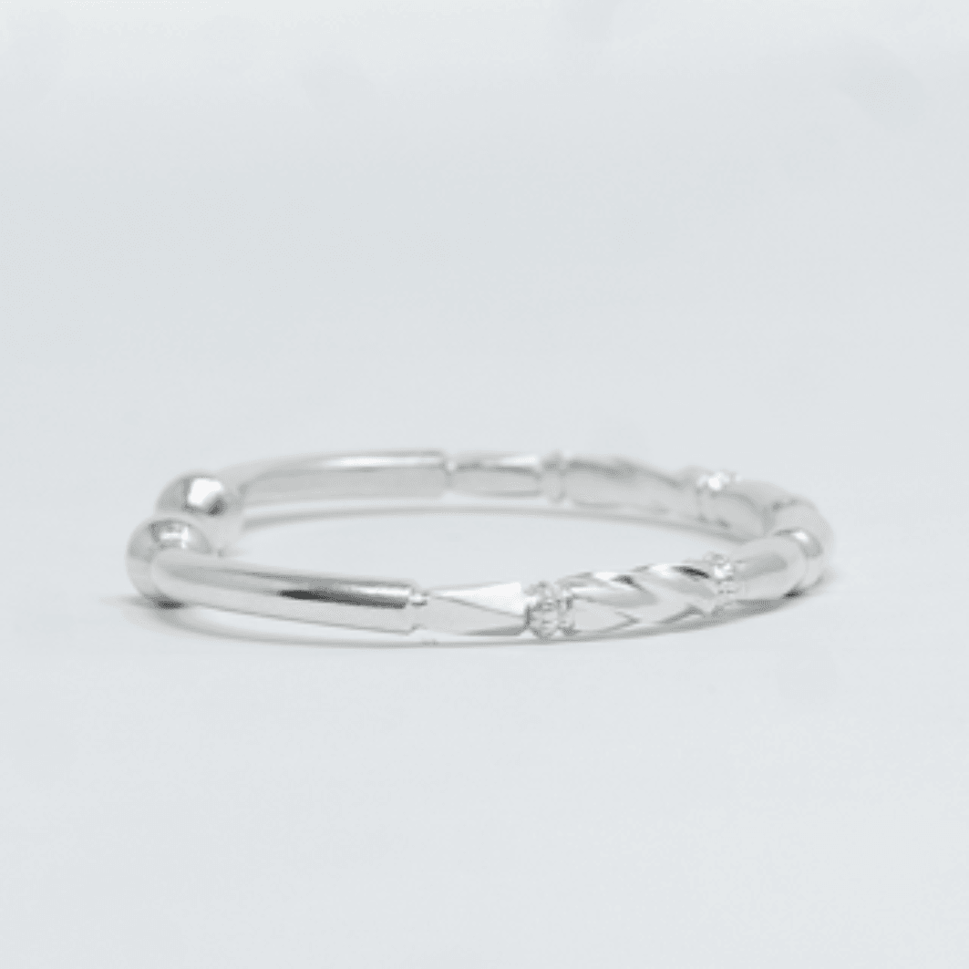 Second plan du bijou, du bracelet Jonc YORA Argent en argent massif 925, signe WB Paris (Westaff Bijouterie). Maille souple et fermoir securise, port au poignet ; on remarque le fermoir securise et les reflets nets du metal. Style streetwear, ideal homme et femme — cadeau Saint-Valentin. Recherches : argent 925, argent massif, cadeau Saint-Valentin, bon rapport qualite-prix. Argent 925 hypoallergenique. Cadeau saint-valentin a offrir toute l'annee. Mot-cle : argent massif.