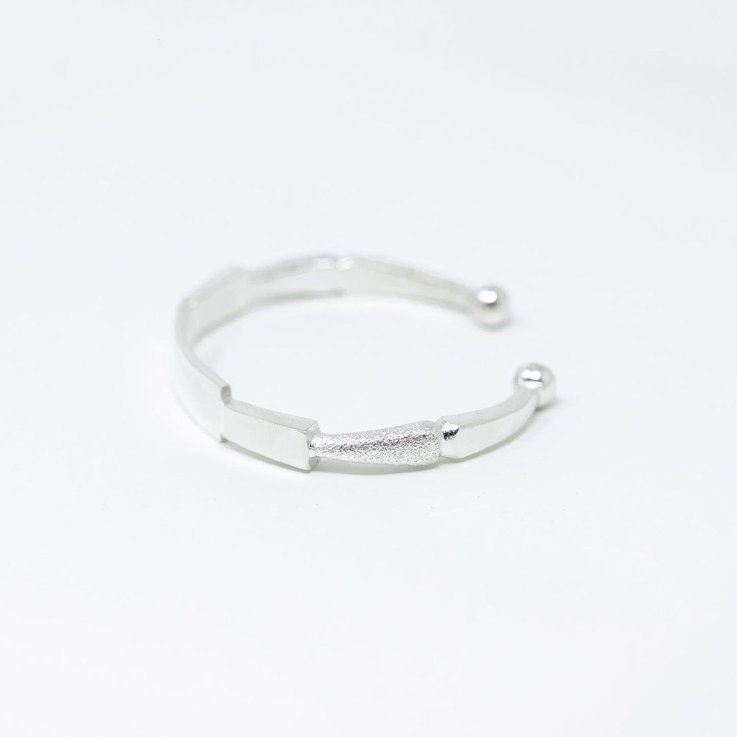 Vue complementaire, du bracelet MEO Argent en argent veritable 925, signe WB Paris (Westaff Bijouterie). Maille souple et fermoir securise, port au poignet ; on remarque la maille reguliere et brillante et le poids equilibre. Modele personnalisable : gravure prenom, date ou initiales. Style intemporel, ideal femme — cadeau femme. Recherches : bijou argent, argent sterling, cadeau femme, pas cher. Argent 925 hypoallergenique. Cadeau femme a offrir toute l'annee. Mot-cle : argent 925.