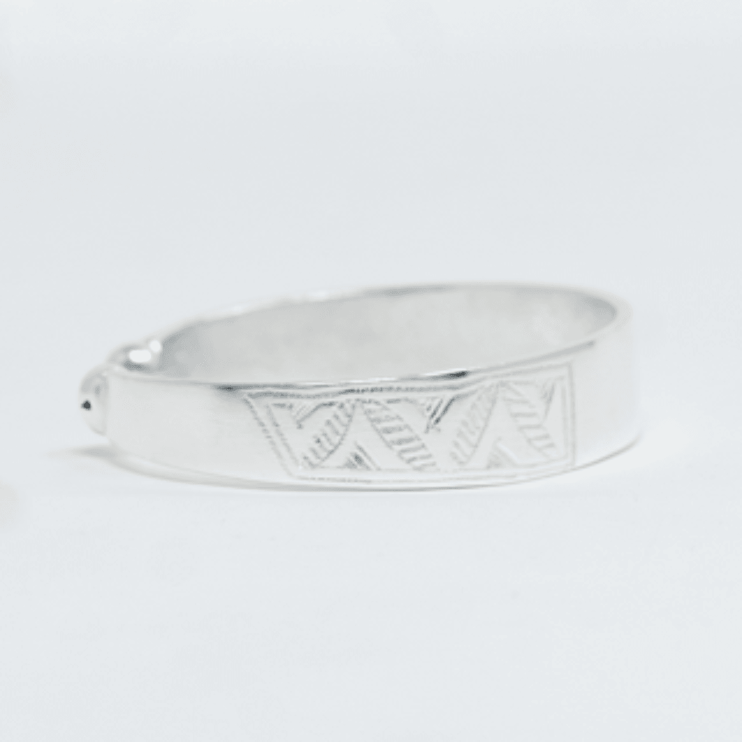 Vue complementaire, du bracelet SEGOU Argent en argent sterling 925, signe WB Paris (Westaff Bijouterie). Maille souple et fermoir securise, port au poignet ; on remarque la patine durable et la brillance polie miroir. Modele personnalisable : gravure prenom, date ou initiales. Style minimaliste, ideal unisexe — cadeau femme. Recherches : argent 925, argent massif, cadeau femme, pas cher. Argent 925 hypoallergenique. Cadeau femme a offrir toute l'annee. Mot-cle : bijou argent.