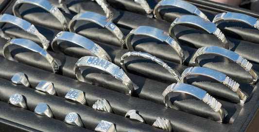 Comment choisir une bague en argent pour femme selon la morphologie de ses mains ?