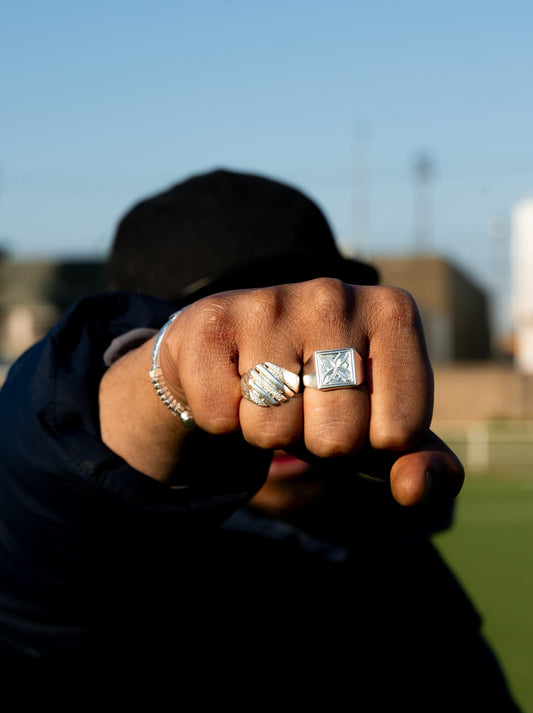 Quelle bague en argent choisir pour homme ? Les tendances 2025 à connaître
