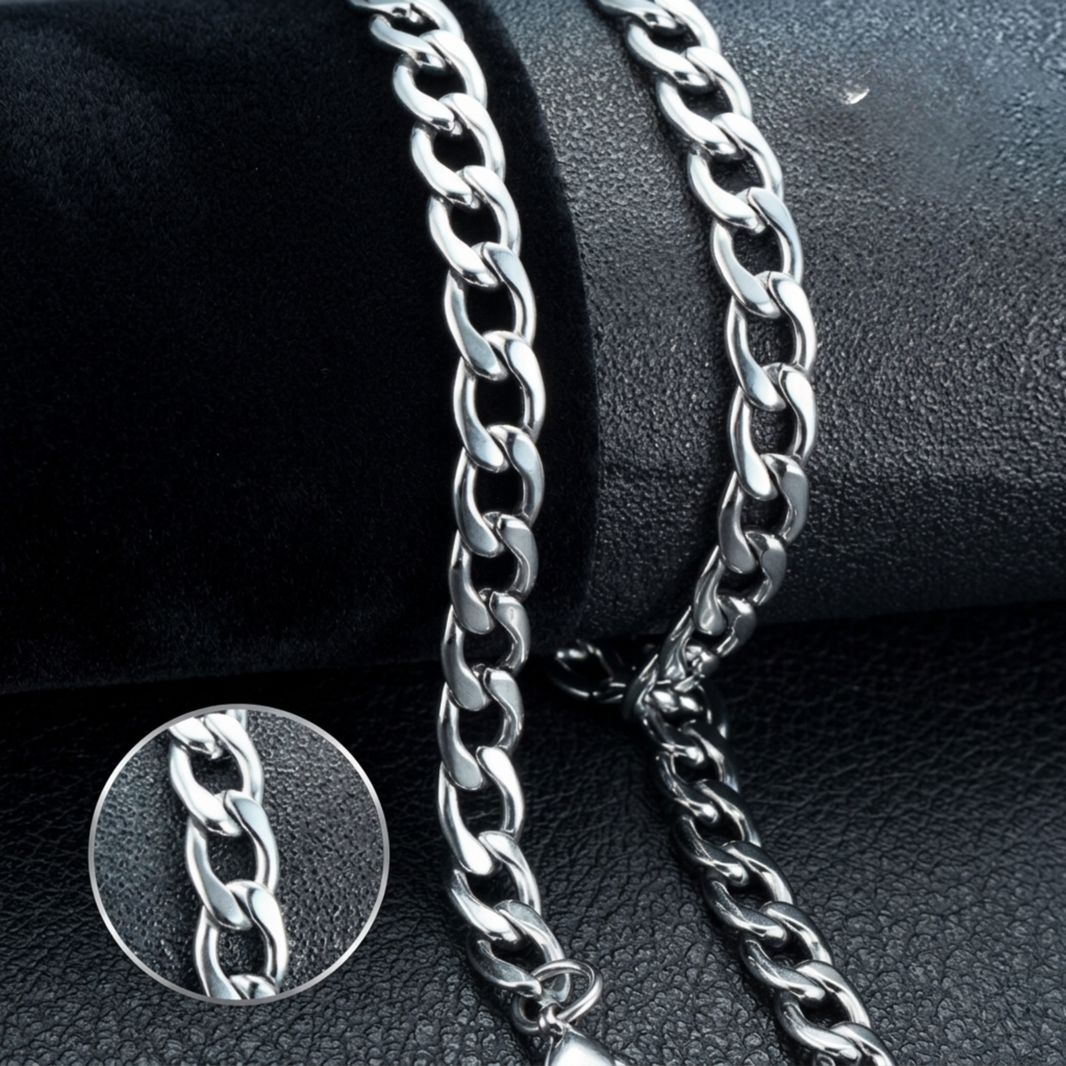 Autre angle, du collier en argent massif 925, signe WB Paris (Westaff Bijouterie). Chaine aux maillons reguliers, port au cou ; on remarque le poids equilibre et la maille reguliere et brillante. Style elegant, ideal femme — cadeau de Noel. Recherches : argent sterling, argent massif, cadeau de Noel, livraison rapide. Argent 925 hypoallergenique. Cadeau de noel a offrir toute l'annee. Mot-cle : bijou argent. Entretien simple : essuyer avec un chiffon doux.