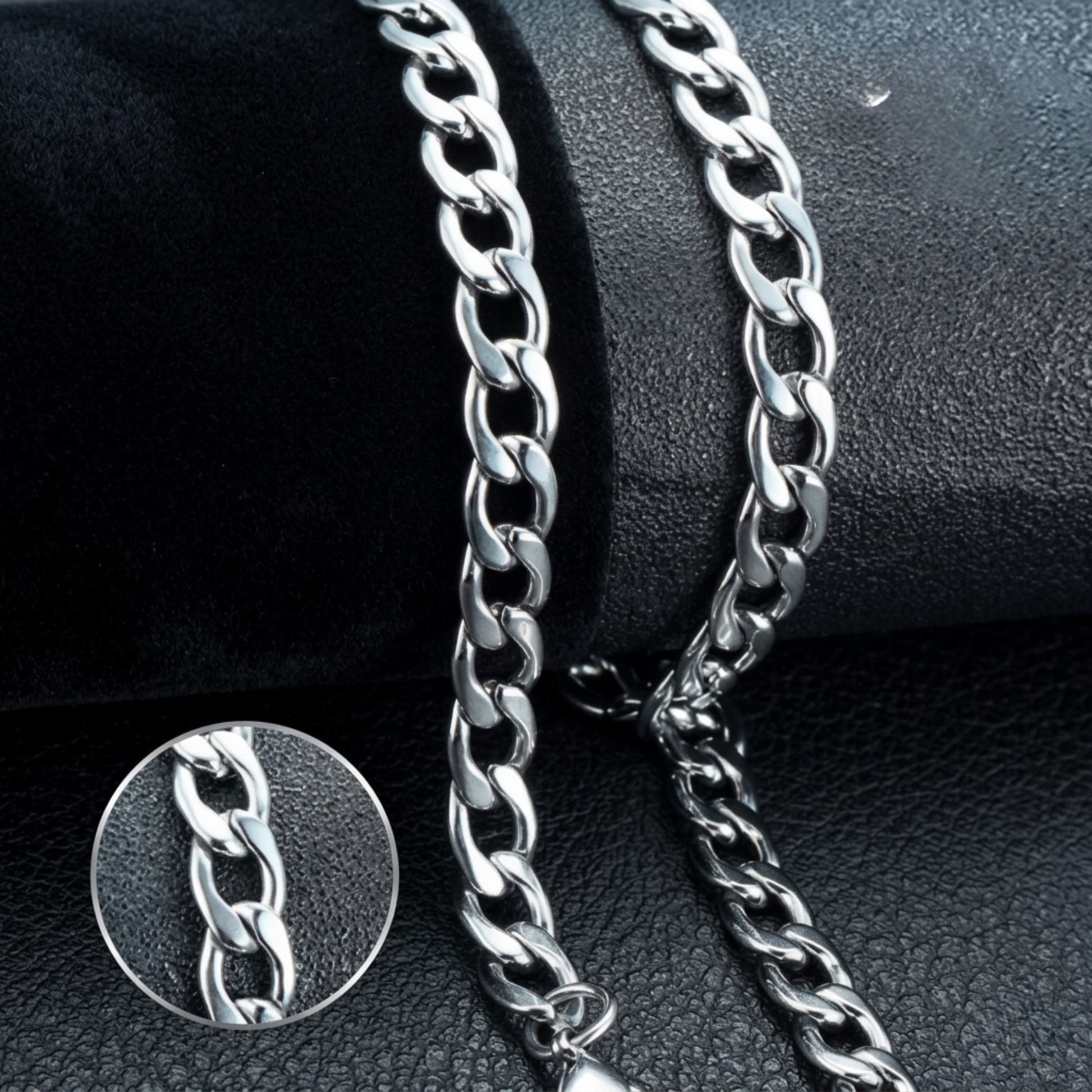 Autre angle, du collier en argent massif 925, signe WB Paris (Westaff Bijouterie). Chaine aux maillons reguliers, port au cou ; on remarque le poids equilibre et la maille reguliere et brillante. Style elegant, ideal femme — cadeau de Noel. Recherches : argent sterling, argent massif, cadeau de Noel, livraison rapide. Argent 925 hypoallergenique. Cadeau de noel a offrir toute l'annee. Mot-cle : bijou argent. Entretien simple : essuyer avec un chiffon doux.