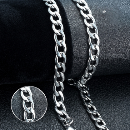 Autre angle, du collier en argent massif 925, signe WB Paris (Westaff Bijouterie). Chaine aux maillons reguliers, port au cou ; on remarque le poids equilibre et la maille reguliere et brillante. Style elegant, ideal femme — cadeau de Noel. Recherches : argent sterling, argent massif, cadeau de Noel, livraison rapide. Argent 925 hypoallergenique. Cadeau de noel a offrir toute l'annee. Mot-cle : bijou argent. Entretien simple : essuyer avec un chiffon doux.