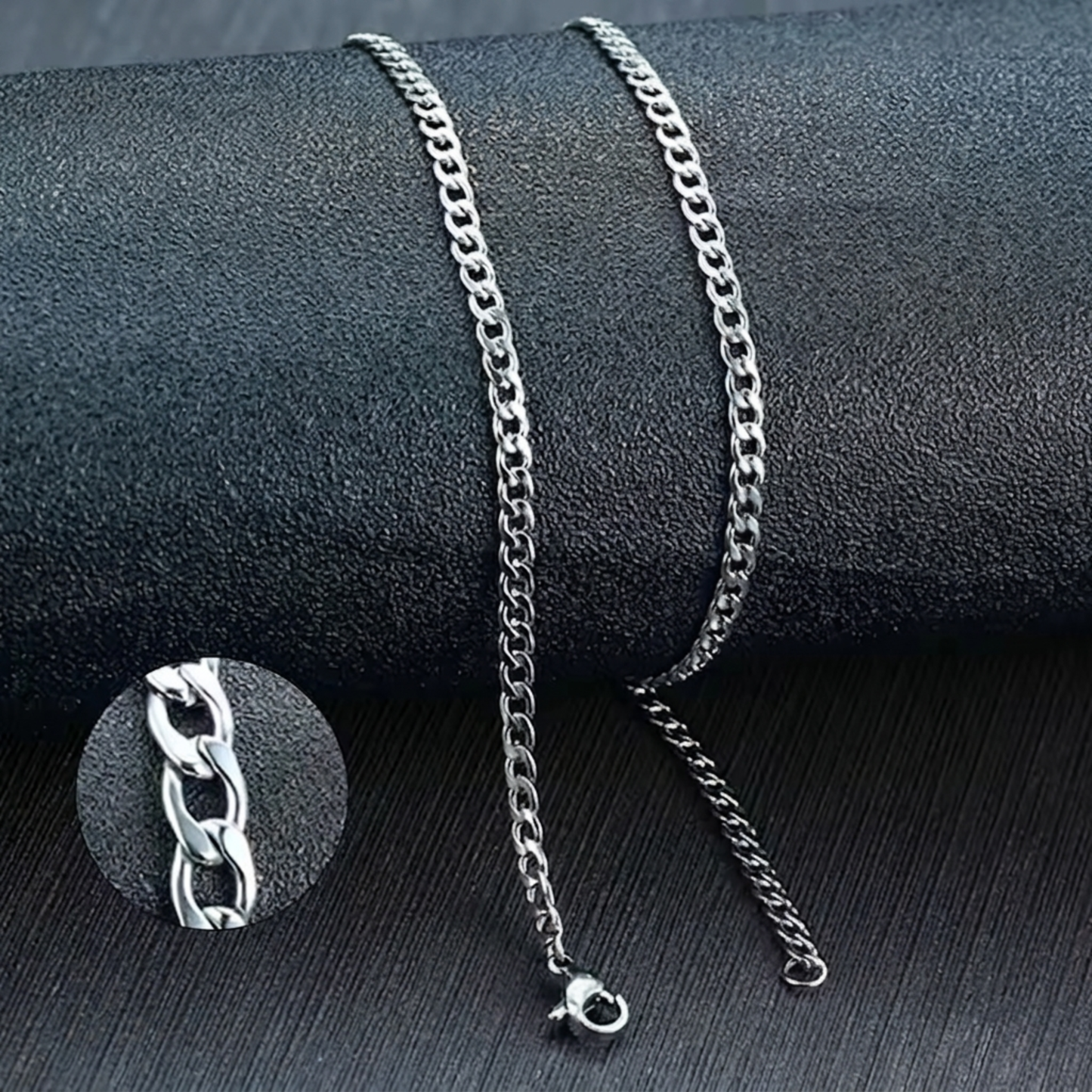 Autre angle, du collier en argent massif 925, signe WB Paris (Westaff Bijouterie). Chaine aux maillons reguliers, port au cou ; on remarque l'epaisseur nette de la maille et le fermoir securise. Style streetwear, ideal femme — cadeau homme. Recherches : argent sterling, argent massif, cadeau homme, qualite premium. Argent 925 hypoallergenique. Cadeau homme a offrir toute l'annee. Mot-cle : bijou argent.