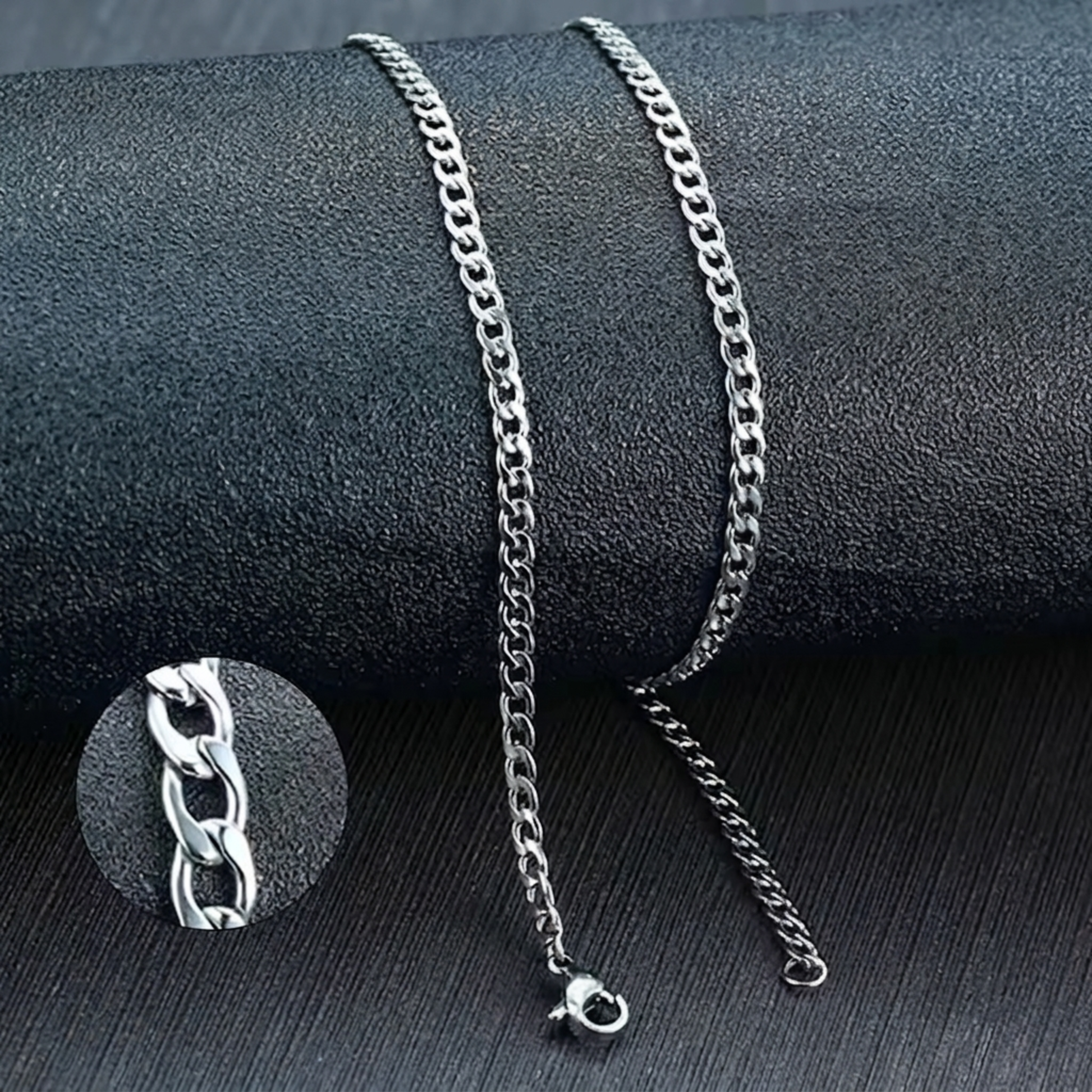 Autre angle, du collier en argent massif 925, signe WB Paris (Westaff Bijouterie). Chaine aux maillons reguliers, port au cou ; on remarque l'epaisseur nette de la maille et le fermoir securise. Style streetwear, ideal femme — cadeau homme. Recherches : argent sterling, argent massif, cadeau homme, qualite premium. Argent 925 hypoallergenique. Cadeau homme a offrir toute l'annee. Mot-cle : bijou argent.