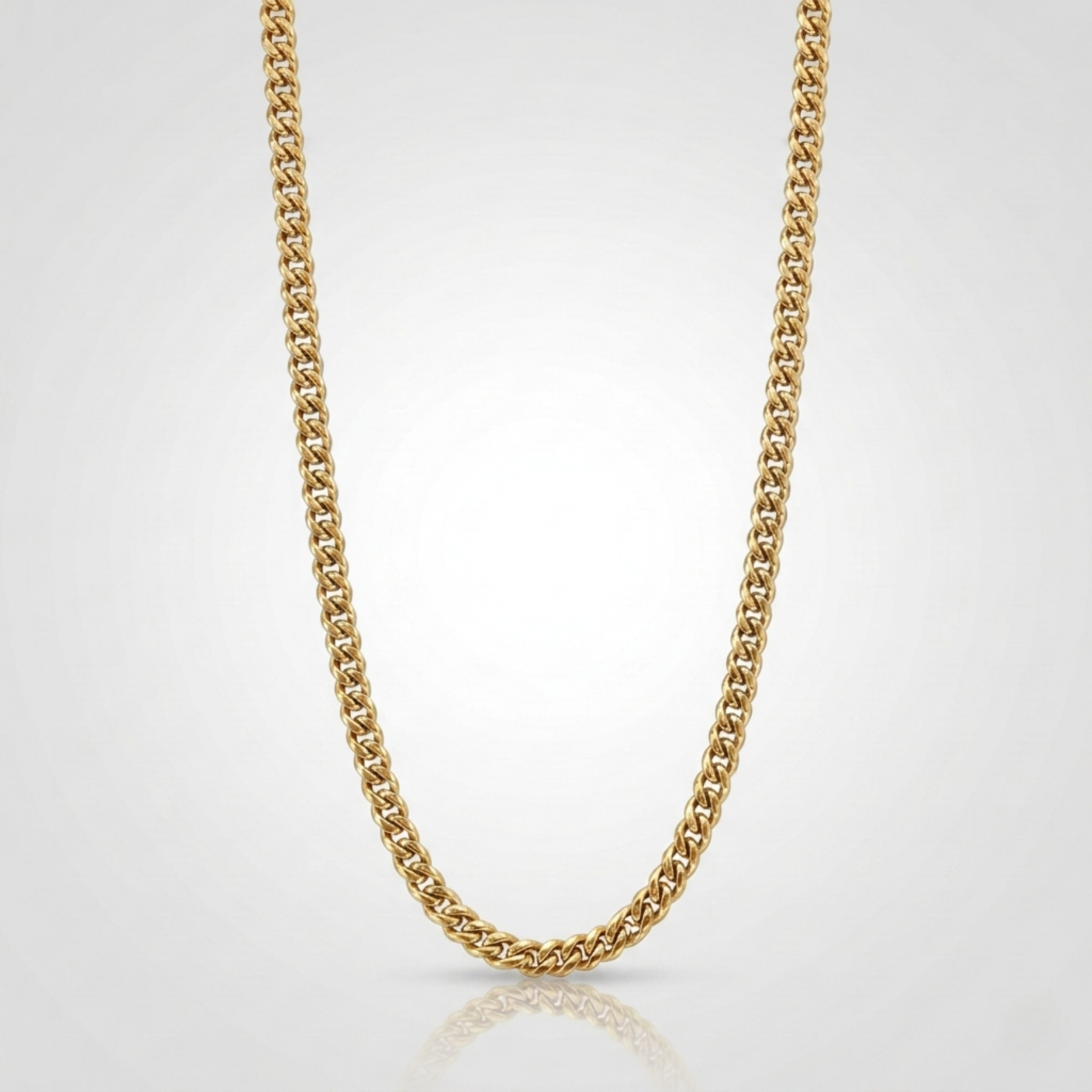 Vue alternative, du collier en placage or 18K sur acier inoxydable, signe WB Paris (Westaff Bijouterie). Chaine aux maillons reguliers, port au cou ; on remarque la brillance polie miroir et l'epaisseur nette de la maille. Style chic, ideal unisexe — cadeau fete des peres. Recherches : acier dore, bijou plaque or 18k, cadeau fete des peres, pas cher. Plaque or 18K sur acier, resistant a l'eau. Cadeau fete des peres a offrir toute l'annee.