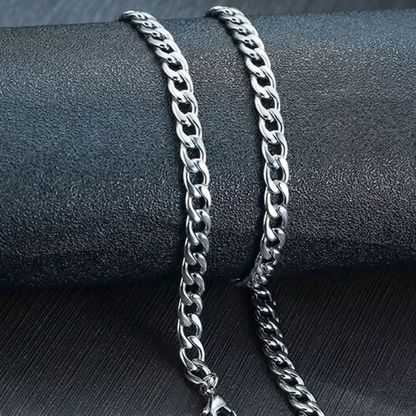 Vue complementaire, du collier en acier inoxydable 316L argente, signe WB Paris (Westaff Bijouterie). Chaine aux maillons reguliers, port au cou ; on remarque le poids equilibre et la patine durable. Style chic, ideal unisexe — a porter au quotidien. Recherches : acier inoxydable, acier 316L, a porter au quotidien, bon rapport qualite-prix. Acier inoxydable 316L hypoallergenique, resistant a l'eau.