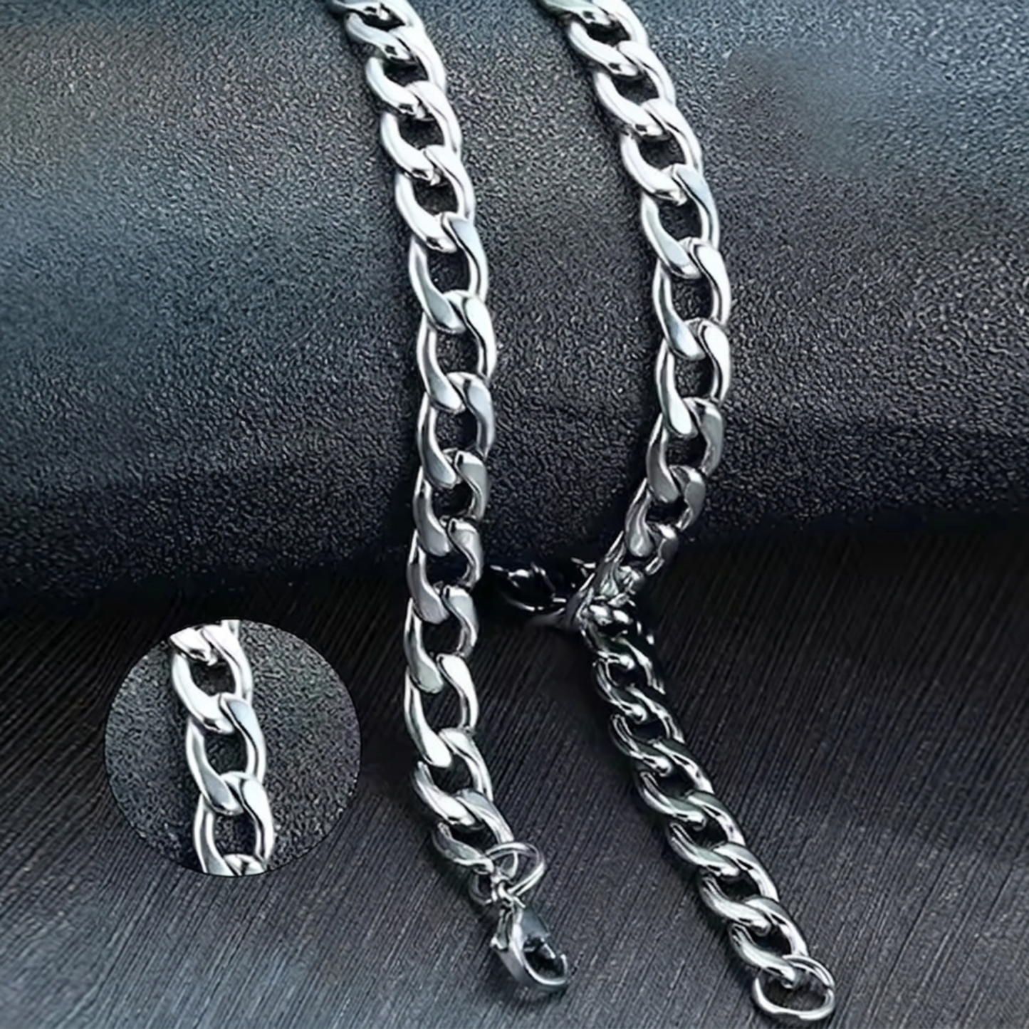 Second plan du bijou, du collier en acier inoxydable 316L, signe WB Paris (Westaff Bijouterie). Chaine aux maillons reguliers, port au cou ; on remarque le poids equilibre et les reflets nets du metal. Style chic, ideal homme et femme — cadeau Saint-Valentin. Recherches : bijou acier, chaine acier homme, cadeau Saint-Valentin, fabrication soignee. Acier inoxydable 316L hypoallergenique, resistant a l'eau.