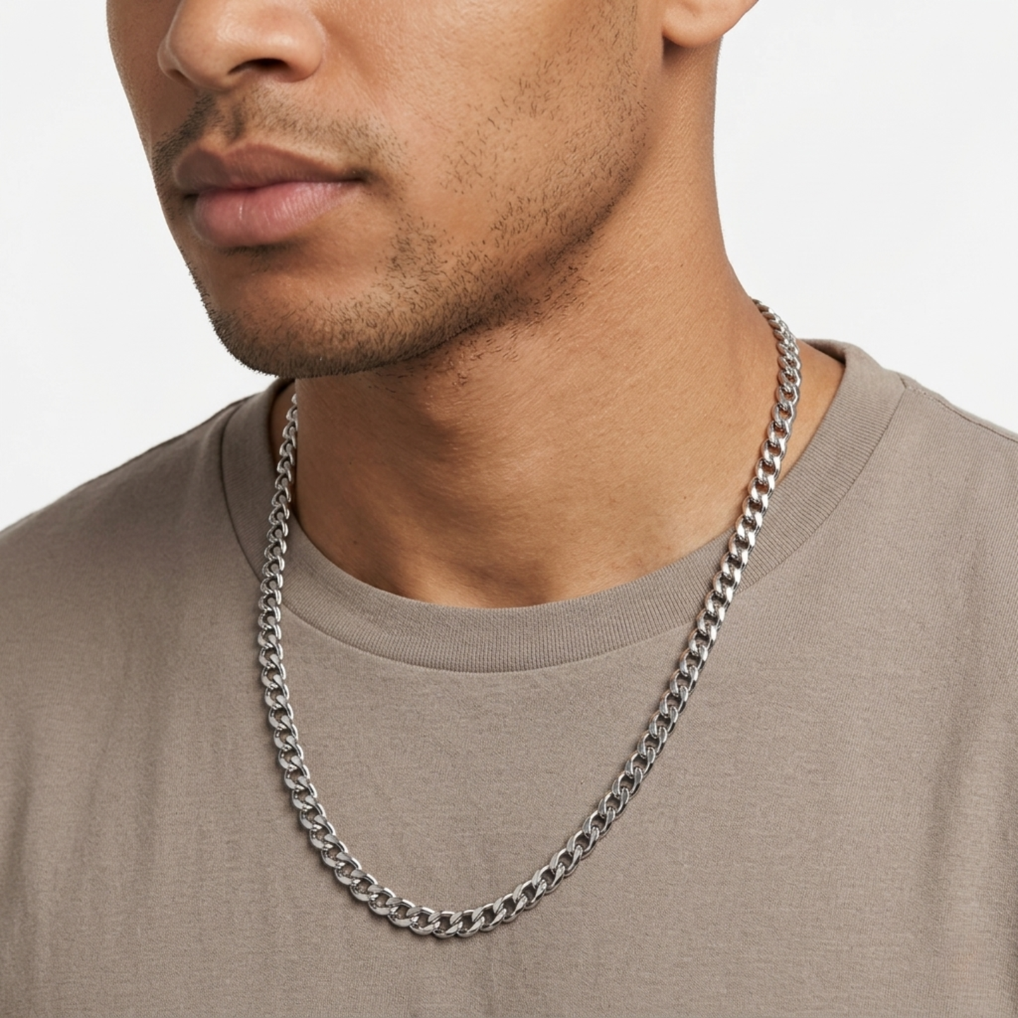 Vue alternative, du collier en argent 925 (poincon 925), signe WB Paris (Westaff Bijouterie). Chaine aux maillons reguliers, port au cou ; on remarque la brillance polie miroir et la maille reguliere et brillante. Style streetwear, ideal homme — a porter au quotidien. Recherches : argent sterling, argent 925, a porter au quotidien, garantie a vie. Argent 925 hypoallergenique. A porter au quotidien a offrir toute l'annee. Mot-cle : argent 925. Entretien simple : essuyer avec un chiffon doux.