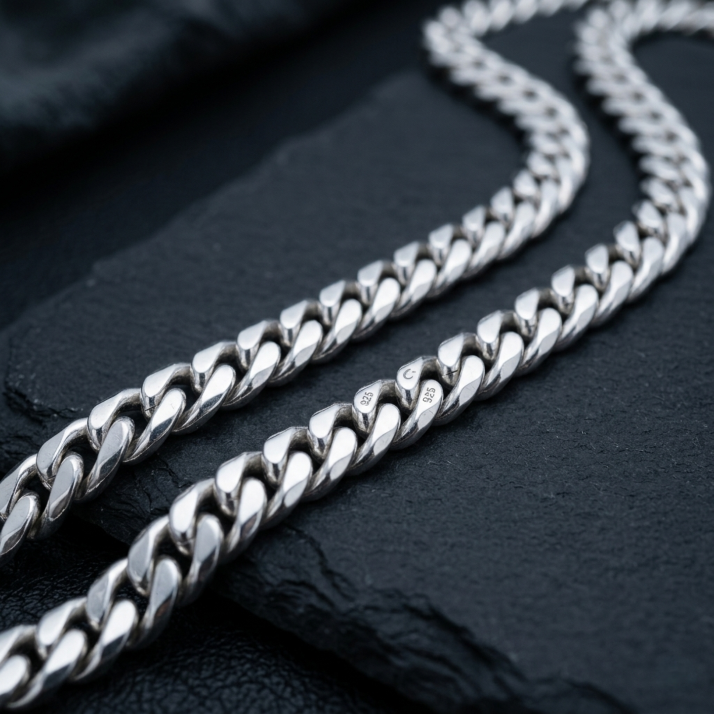 Cadrage rapproche sur la finition, du collier en argent 925 (poincon 925), signe WB Paris (Westaff Bijouterie). Chaine aux maillons reguliers, port au cou ; on remarque le fermoir securise et la finition lisse sans asperite. Le cadrage rapproche revele la texture et la qualite de la finition. Style minimaliste, ideal femme — cadeau anniversaire. Recherches : argent 925, argent massif, cadeau anniversaire, livraison rapide. Argent 925 hypoallergenique. Cadeau anniversaire a offrir toute l'annee.