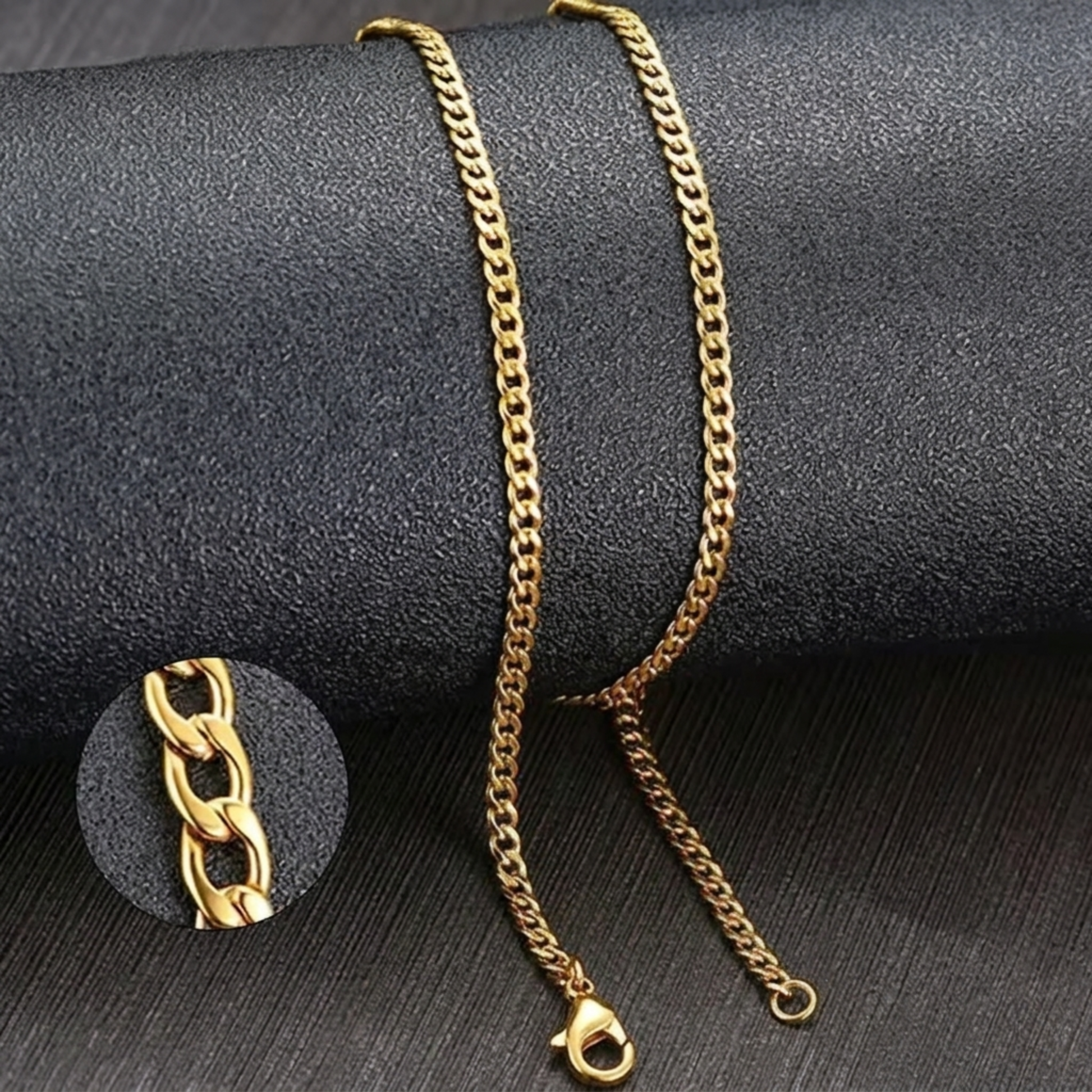 Vue complementaire, du collier en acier 316L plaque or 18 carats, signe WB Paris (Westaff Bijouterie). Chaine aux maillons reguliers, port au cou ; on remarque la brillance polie miroir et la longueur ajustable. Style tendance, ideal femme — cadeau homme. Recherches : chaine plaque or, bijou plaque or 18k, cadeau homme, livraison rapide. Plaque or 18K sur acier, resistant a l'eau. Cadeau homme a offrir toute l'annee. Mot-cle : acier dore.