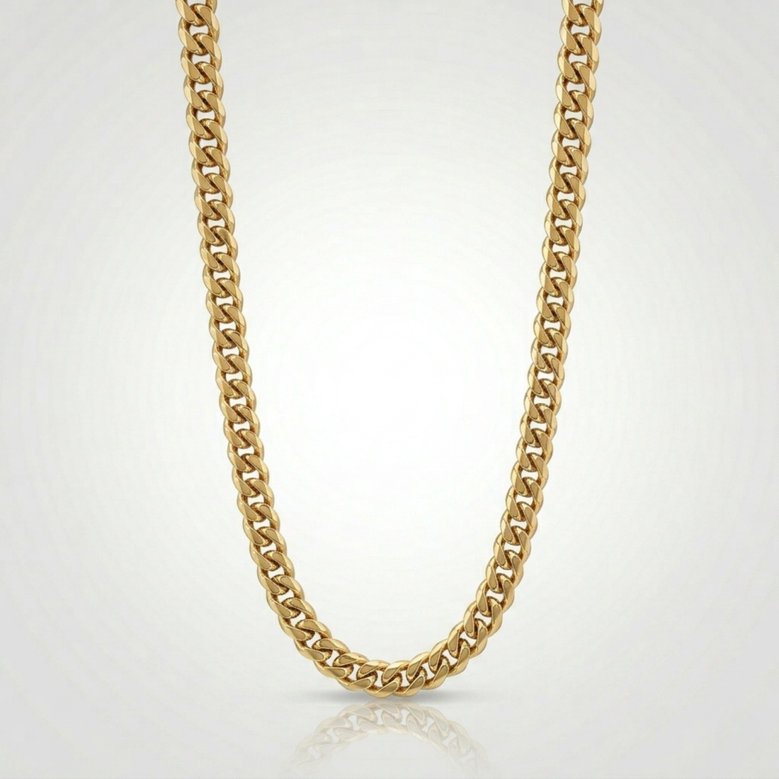 Second plan du bijou, du collier en placage or 18K sur acier inoxydable, signe WB Paris (Westaff Bijouterie). Chaine aux maillons reguliers, port au cou ; on remarque la patine durable et la finition lisse sans asperite. Style streetwear, ideal homme — idee cadeau. Recherches : plaque or homme, chaine plaque or, idee cadeau, fabrication soignee. Plaque or 18K sur acier, resistant a l'eau. Idee cadeau a offrir toute l'annee. Mot-cle : plaque or homme. Entretien simple : essuyer avec un chiffon doux.