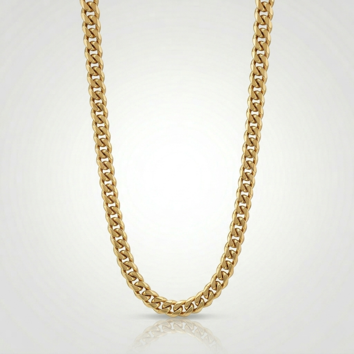 Second plan du bijou, du collier en placage or 18K sur acier inoxydable, signe WB Paris (Westaff Bijouterie). Chaine aux maillons reguliers, port au cou ; on remarque la patine durable et la finition lisse sans asperite. Style streetwear, ideal homme — idee cadeau. Recherches : plaque or homme, chaine plaque or, idee cadeau, fabrication soignee. Plaque or 18K sur acier, resistant a l'eau. Idee cadeau a offrir toute l'annee. Mot-cle : plaque or homme. Entretien simple : essuyer avec un chiffon doux.