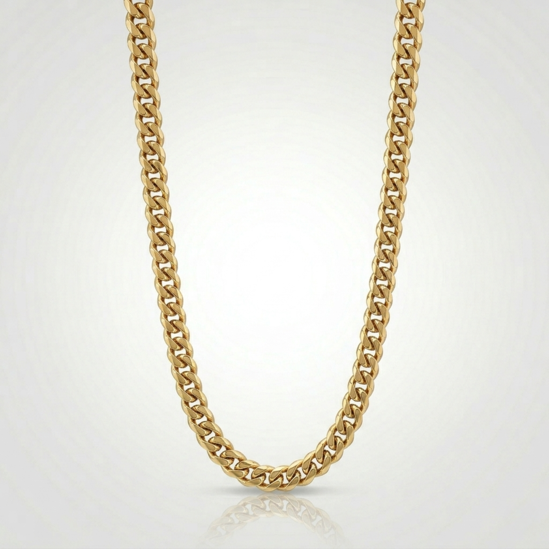 Second plan du bijou, du collier en placage or 18K sur acier inoxydable, signe WB Paris (Westaff Bijouterie). Chaine aux maillons reguliers, port au cou ; on remarque la patine durable et la finition lisse sans asperite. Style streetwear, ideal homme — idee cadeau. Recherches : plaque or homme, chaine plaque or, idee cadeau, fabrication soignee. Plaque or 18K sur acier, resistant a l'eau. Idee cadeau a offrir toute l'annee. Mot-cle : plaque or homme. Entretien simple : essuyer avec un chiffon doux.