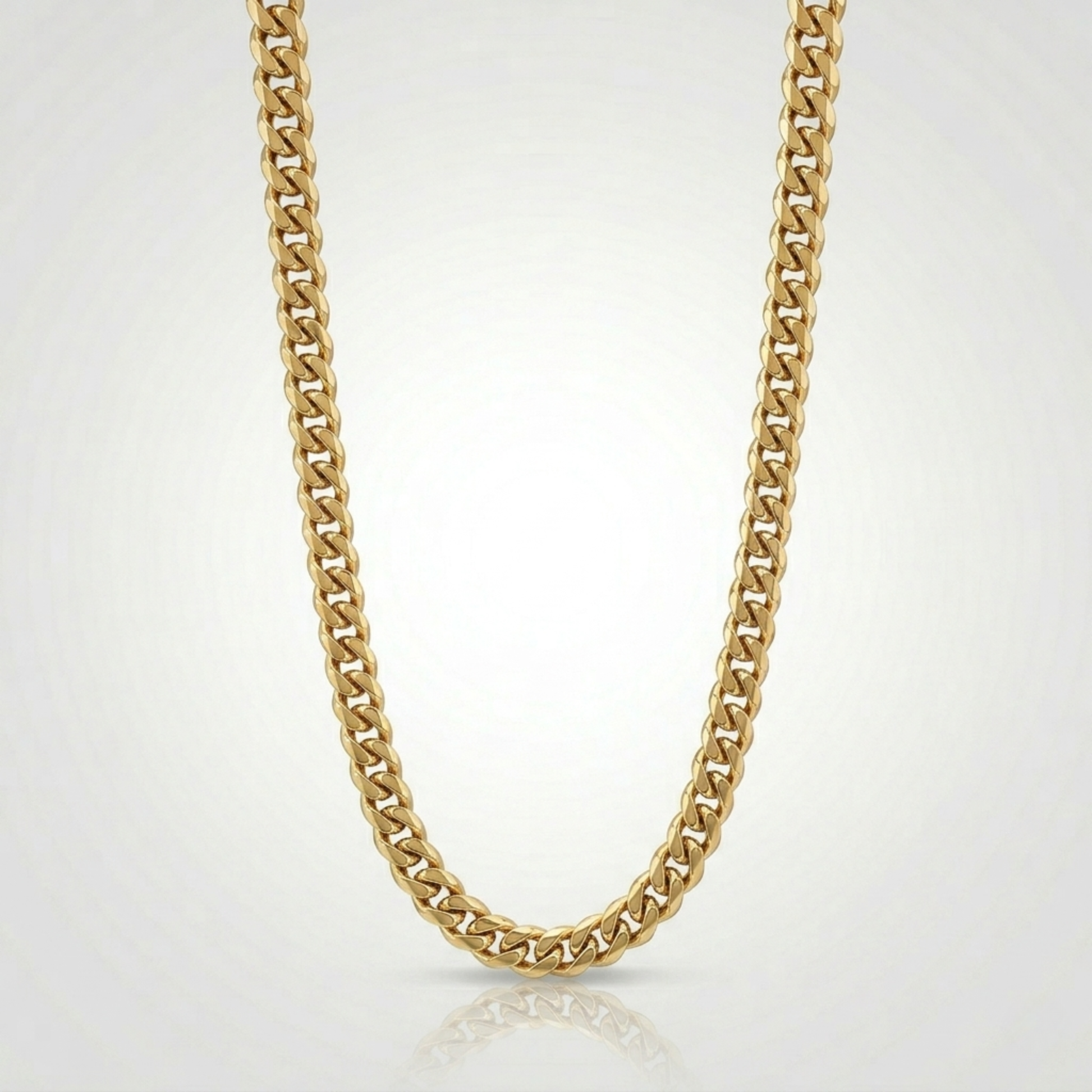 Second plan du bijou, du collier en placage or 18K sur acier inoxydable, signe WB Paris (Westaff Bijouterie). Chaine aux maillons reguliers, port au cou ; on remarque la patine durable et la finition lisse sans asperite. Style streetwear, ideal homme — idee cadeau. Recherches : plaque or homme, chaine plaque or, idee cadeau, fabrication soignee. Plaque or 18K sur acier, resistant a l'eau. Idee cadeau a offrir toute l'annee. Mot-cle : plaque or homme. Entretien simple : essuyer avec un chiffon doux.
