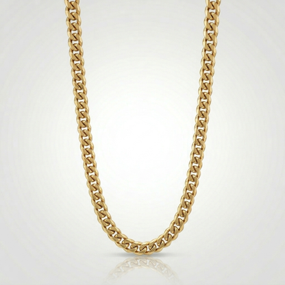 Second plan du bijou, du collier en placage or 18K sur acier inoxydable, signe WB Paris (Westaff Bijouterie). Chaine aux maillons reguliers, port au cou ; on remarque la patine durable et la finition lisse sans asperite. Style streetwear, ideal homme — idee cadeau. Recherches : plaque or homme, chaine plaque or, idee cadeau, fabrication soignee. Plaque or 18K sur acier, resistant a l'eau. Idee cadeau a offrir toute l'annee. Mot-cle : plaque or homme. Entretien simple : essuyer avec un chiffon doux.