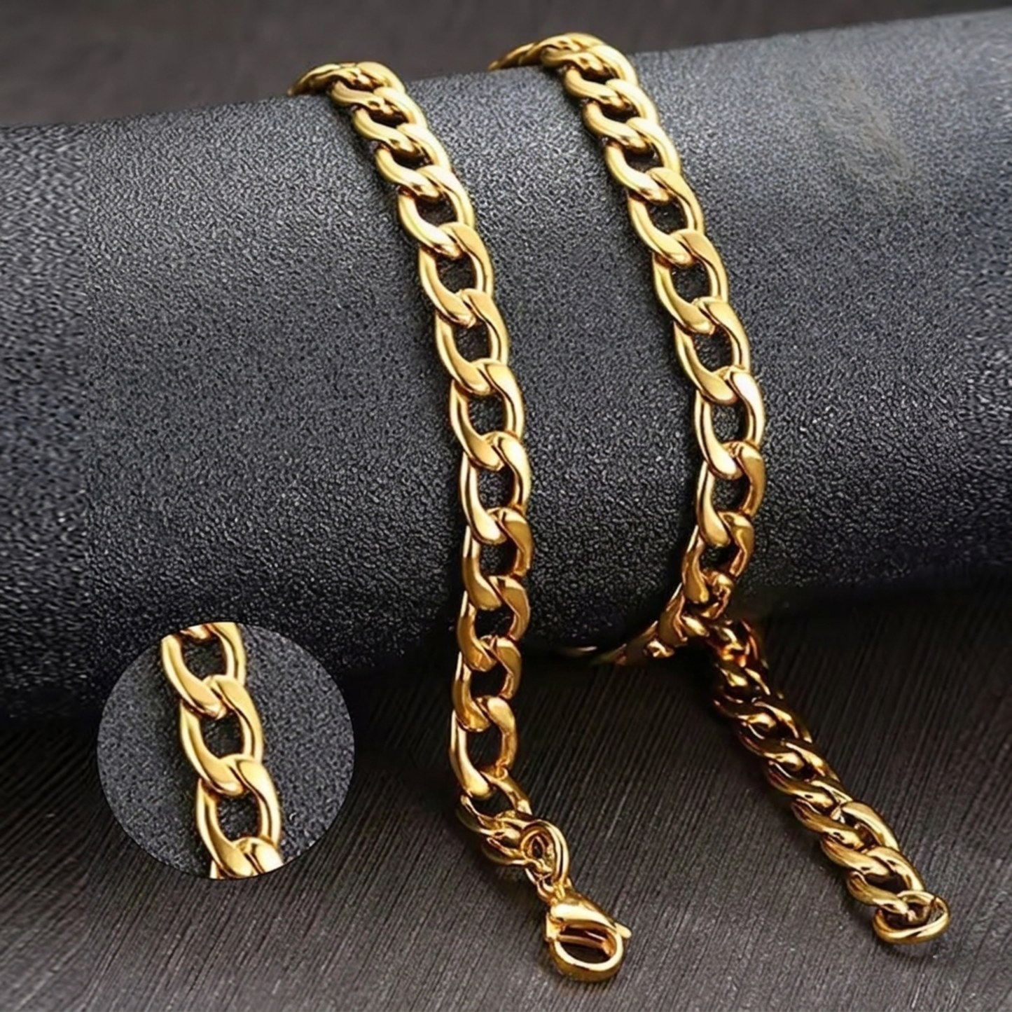 Second plan du bijou, du collier en placage or 18K sur acier inoxydable, signe WB Paris (Westaff Bijouterie). Chaine aux maillons reguliers, port au cou ; on remarque la maille reguliere et brillante et le poids equilibre. Style minimaliste, ideal unisexe — cadeau de Noel. Recherches : bijou plaque or 18k, acier dore, cadeau de Noel, bon rapport qualite-prix. Plaque or 18K sur acier, resistant a l'eau. Cadeau de noel a offrir toute l'annee. Mot-cle : chaine plaque or.