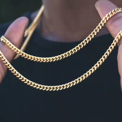 Photo portee sur modele, du collier en acier 316L plaque or 18 carats, signe WB Paris (Westaff Bijouterie). Chaine aux maillons reguliers, port au cou ; on remarque le fermoir securise et la finition lisse sans asperite. Presente sur un modele, la photo donne l'echelle reelle et le rendu au porter. Style intemporel, ideal homme — cadeau homme. Recherches : bijou plaque or 18k, chaine plaque or, cadeau homme, garantie a vie. Plaque or 18K sur acier, resistant a l'eau. Cadeau homme a offrir toute l'annee.