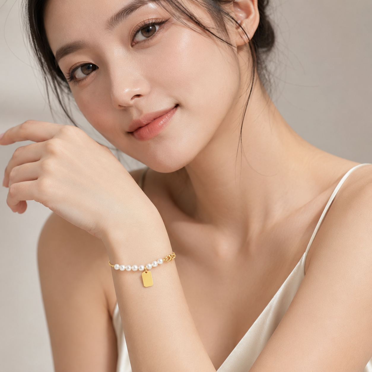Bracelet Athéna – Perles & Médaillon Plaqué Or