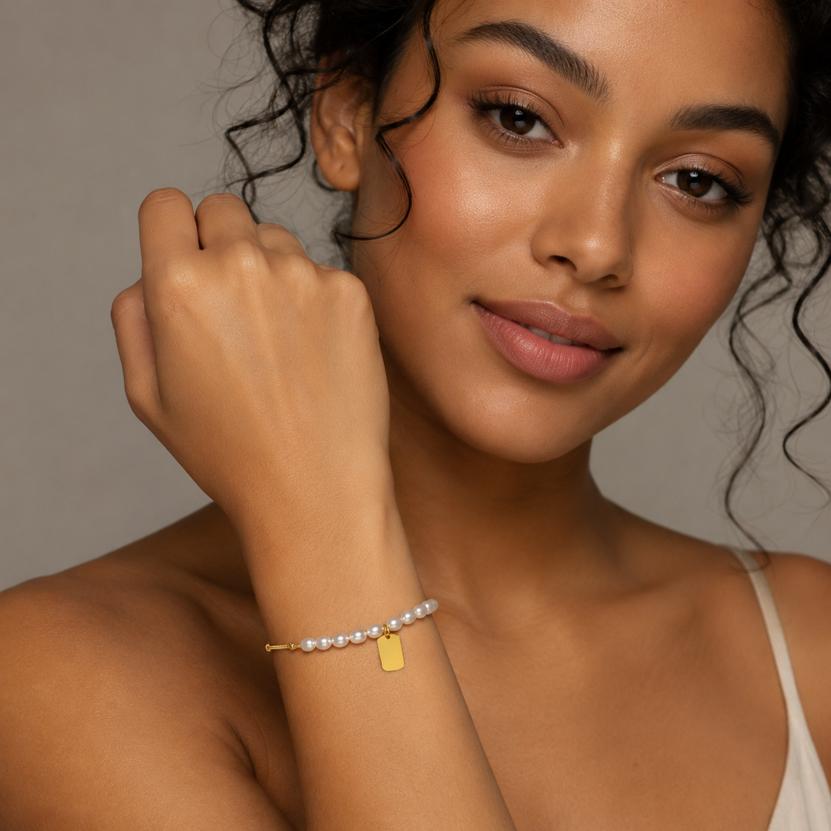 Bracelet Athéna – Perles & Médaillon Plaqué Or