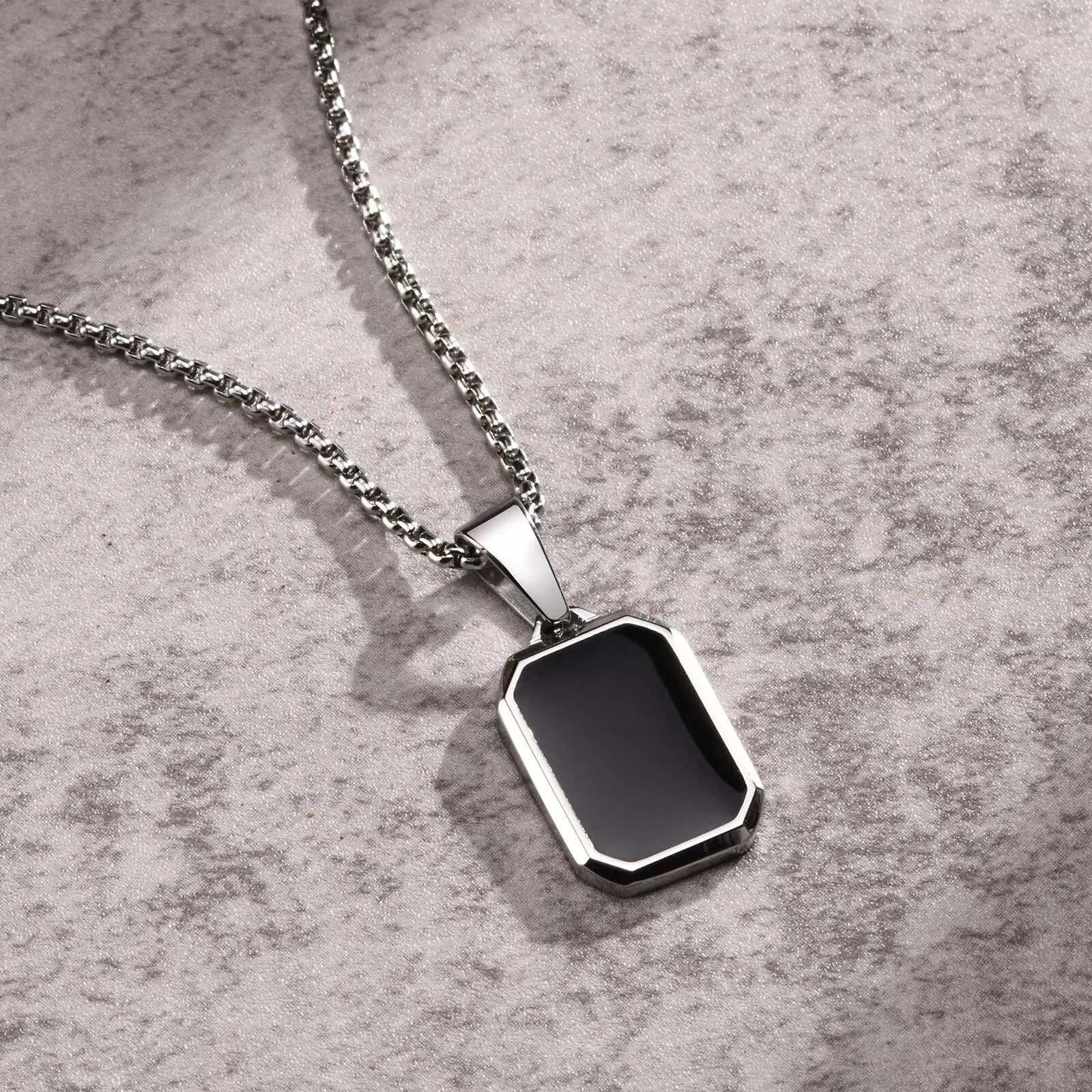 Collier Pendentif Écusson Noir Homme – Argent