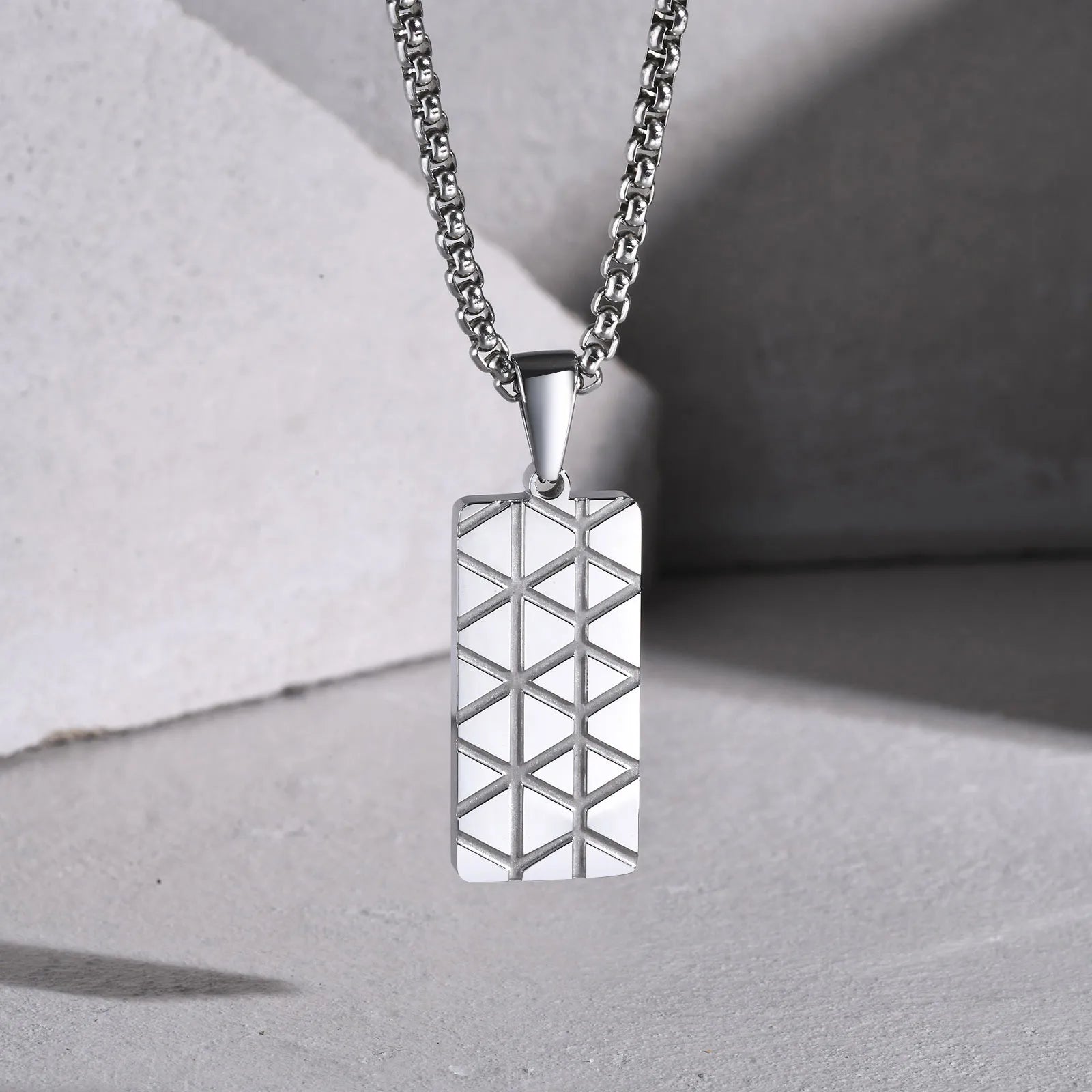 Collier Pendentif Géométrique Ajouré Homme – Acier