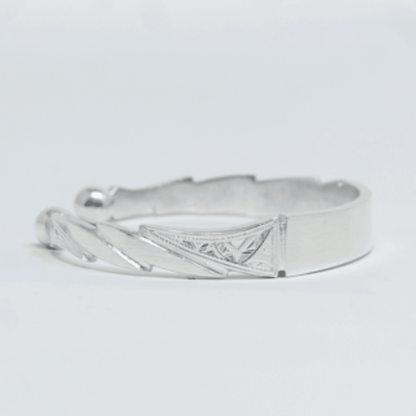Vue complementaire, du bracelet AKOUA Argent en argent 925 (poincon 925), signe WB Paris (Westaff Bijouterie). Maille souple et fermoir securise, port au poignet ; on remarque l'epaisseur nette de la maille et la brillance polie miroir. Modele personnalisable : gravure prenom, date ou initiales. Style elegant, ideal mixte — cadeau homme. Recherches : argent sterling, bijou argent, cadeau homme, garantie a vie. Argent 925 hypoallergenique. Cadeau homme a offrir toute l'annee.
