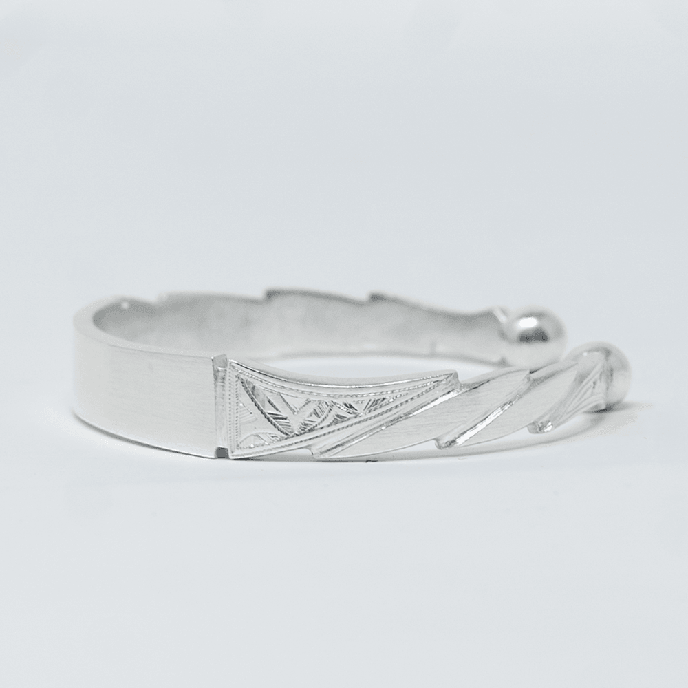 Vue alternative, du bracelet AKOUA Argent en argent veritable 925, signe WB Paris (Westaff Bijouterie). Maille souple et fermoir securise, port au poignet ; on remarque le fermoir securise et la finition lisse sans asperite. Modele personnalisable : gravure prenom, date ou initiales. Style intemporel, ideal homme — cadeau anniversaire. Recherches : bijou argent, argent 925, cadeau anniversaire, bon rapport qualite-prix. Argent 925 hypoallergenique. Cadeau anniversaire a offrir toute l'annee.