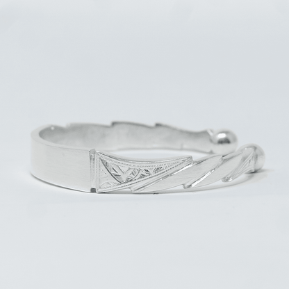 Vue alternative, du bracelet AKOUA Argent en argent veritable 925, signe WB Paris (Westaff Bijouterie). Maille souple et fermoir securise, port au poignet ; on remarque le fermoir securise et la finition lisse sans asperite. Modele personnalisable : gravure prenom, date ou initiales. Style intemporel, ideal homme — cadeau anniversaire. Recherches : bijou argent, argent 925, cadeau anniversaire, bon rapport qualite-prix. Argent 925 hypoallergenique. Cadeau anniversaire a offrir toute l'annee.