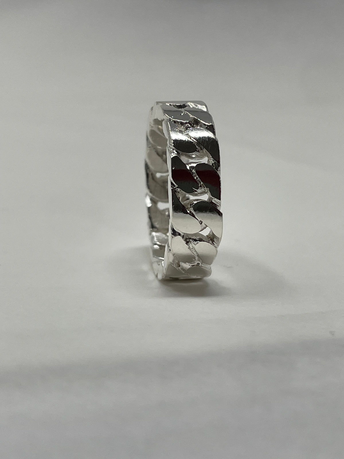 Photo principale sur fond neutre, vue de face nette de la bague Chaîne TOLOMITE Argent en argent massif 925 (poincon 925), signe WB Paris (Westaff Bijouterie). Anneau au galbe net, surface argentee polie, tour de doigt ajuste, port au doigt. Bijou unisexe homme et femme, ideal en cadeau. Recherches : bague argent 925, bague argent homme, chevaliere argent, achat bijou argent pas cher. Argent 925 hypoallergenique, agreable a porter au doigt. Livraison rapide et garantie a vie WB Paris.