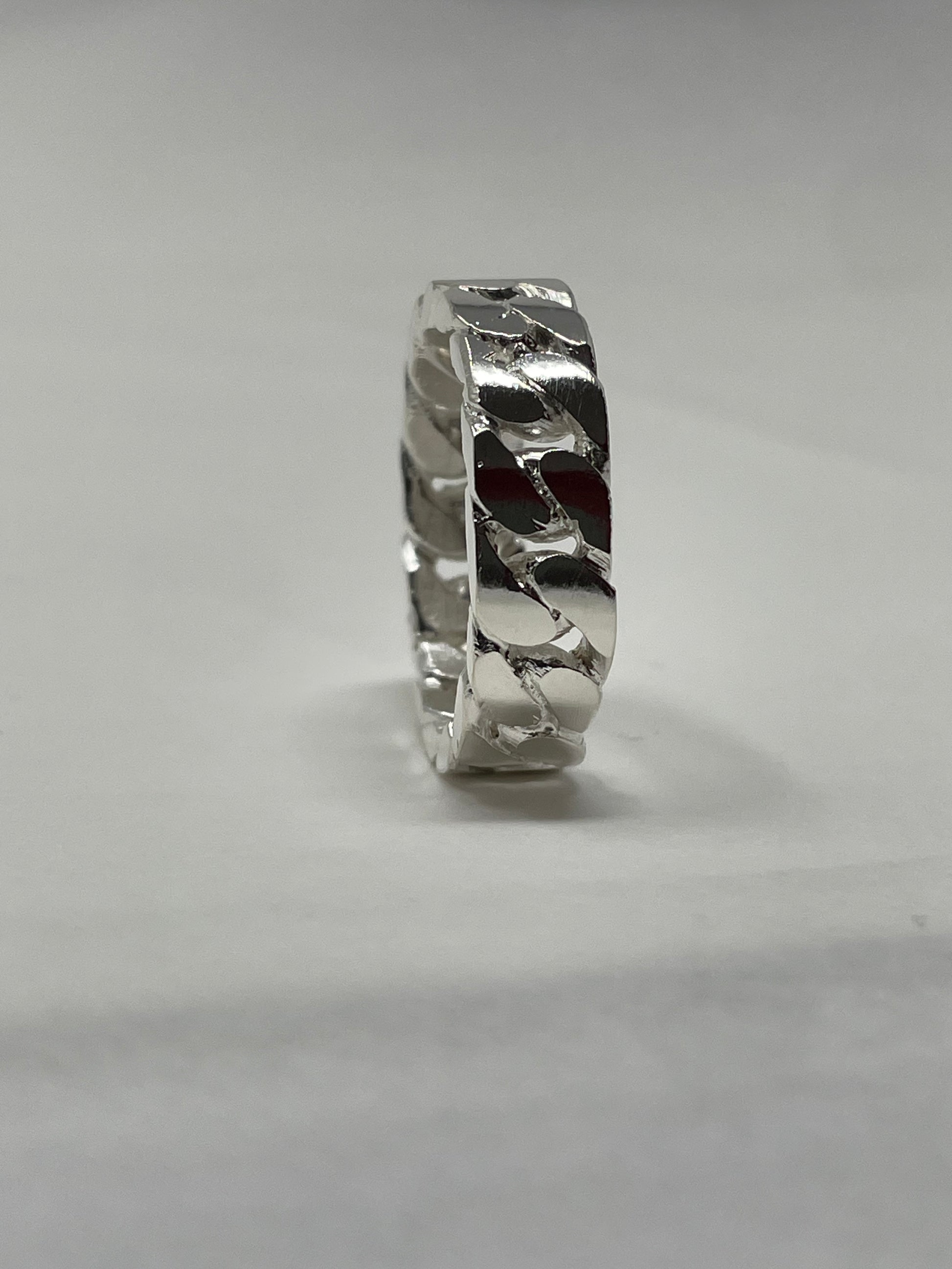 Photo principale sur fond neutre, vue de face nette de la bague Chaîne TOLOMITE Argent en argent massif 925 (poincon 925), signe WB Paris (Westaff Bijouterie). Anneau au galbe net, surface argentee polie, tour de doigt ajuste, port au doigt. Bijou unisexe homme et femme, ideal en cadeau. Recherches : bague argent 925, bague argent homme, chevaliere argent, achat bijou argent pas cher. Argent 925 hypoallergenique, agreable a porter au doigt. Livraison rapide et garantie a vie WB Paris.
