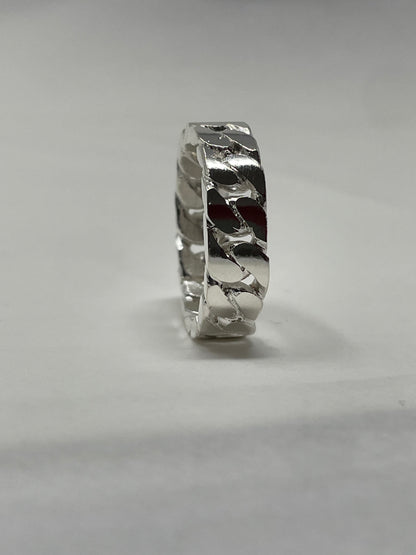 Photo principale sur fond neutre, vue de face nette de la bague Chaîne TOLOMITE Argent en argent massif 925 (poincon 925), signe WB Paris (Westaff Bijouterie). Anneau au galbe net, surface argentee polie, tour de doigt ajuste, port au doigt. Bijou unisexe homme et femme, ideal en cadeau. Recherches : bague argent 925, bague argent homme, chevaliere argent, achat bijou argent pas cher. Argent 925 hypoallergenique, agreable a porter au doigt. Livraison rapide et garantie a vie WB Paris.