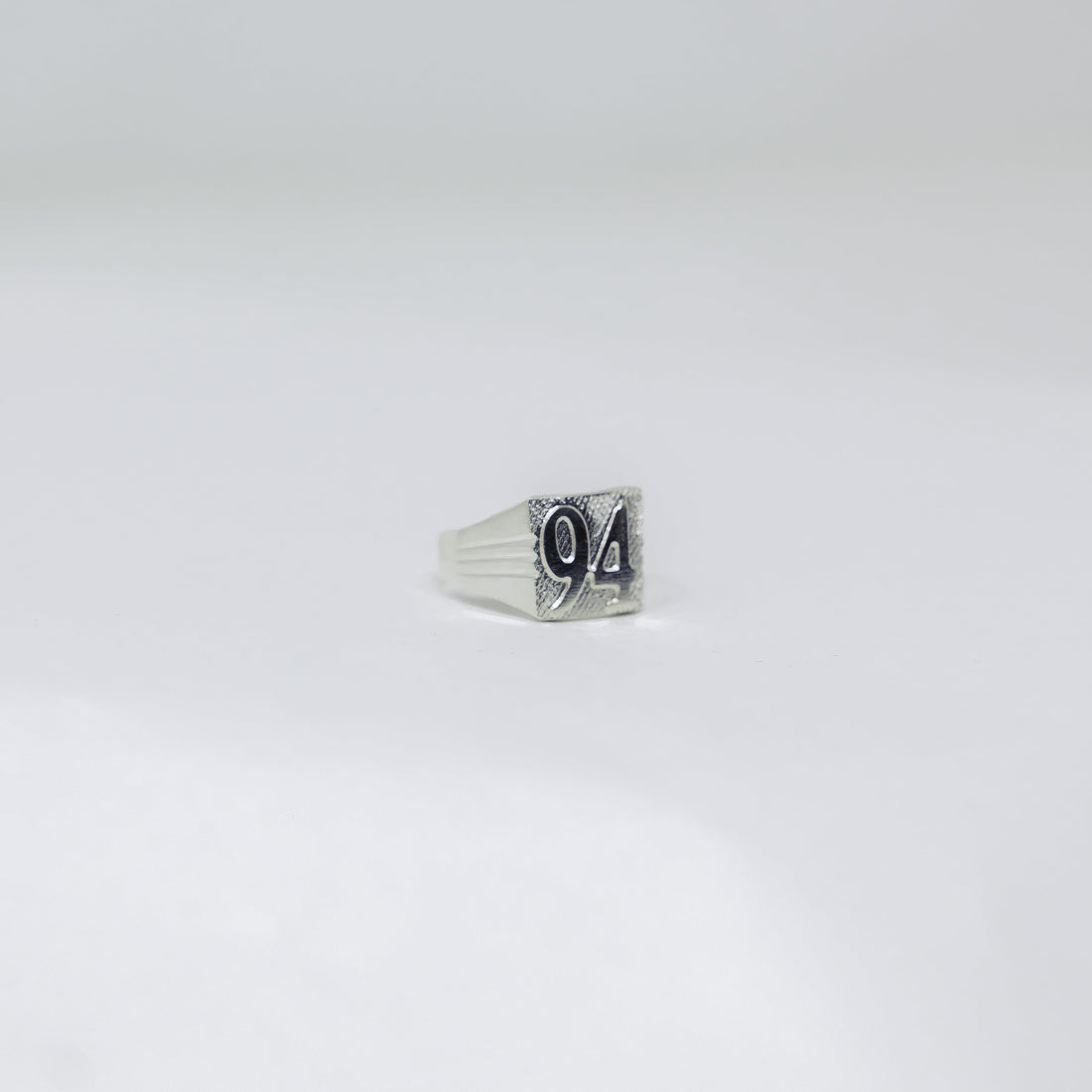 Photo principale sur fond neutre, vue de face nette de la bague EKO Argent en argent massif 925 (poincon 925), signe WB Paris (Westaff Bijouterie). Anneau au galbe net, surface argentee polie, tour de doigt ajuste, port au doigt. Modele personnalisable : gravure prenom, date ou initiales possible. Bijou unisexe homme et femme, ideal en cadeau. Recherches : bague argent 925, bague argent homme, chevaliere argent, achat bijou argent pas cher. Argent 925 hypoallergenique, agreable a porter au doigt.