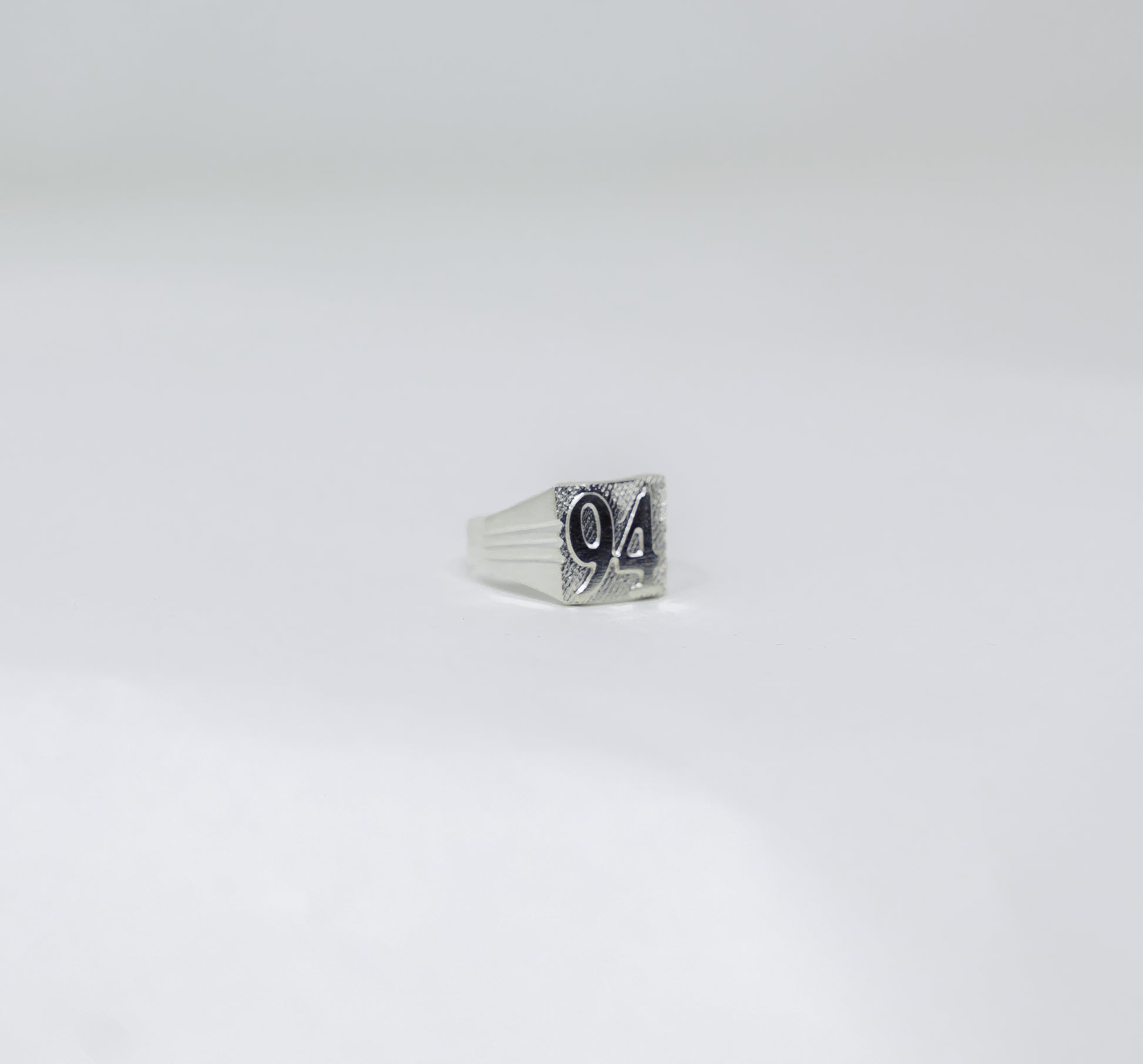 Photo principale sur fond neutre, vue de face nette de la bague EKO Argent en argent massif 925 (poincon 925), signe WB Paris (Westaff Bijouterie). Anneau au galbe net, surface argentee polie, tour de doigt ajuste, port au doigt. Modele personnalisable : gravure prenom, date ou initiales possible. Bijou unisexe homme et femme, ideal en cadeau. Recherches : bague argent 925, bague argent homme, chevaliere argent, achat bijou argent pas cher. Argent 925 hypoallergenique, agreable a porter au doigt.
