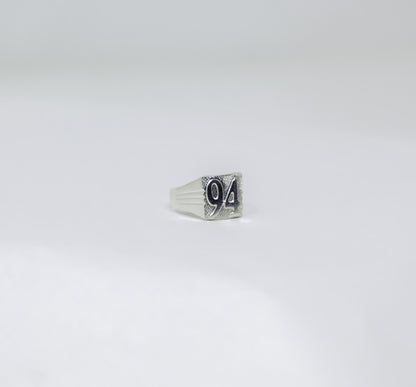 Photo principale sur fond neutre, vue de face nette de la bague EKO Argent en argent massif 925 (poincon 925), signe WB Paris (Westaff Bijouterie). Anneau au galbe net, surface argentee polie, tour de doigt ajuste, port au doigt. Modele personnalisable : gravure prenom, date ou initiales possible. Bijou unisexe homme et femme, ideal en cadeau. Recherches : bague argent 925, bague argent homme, chevaliere argent, achat bijou argent pas cher. Argent 925 hypoallergenique, agreable a porter au doigt.