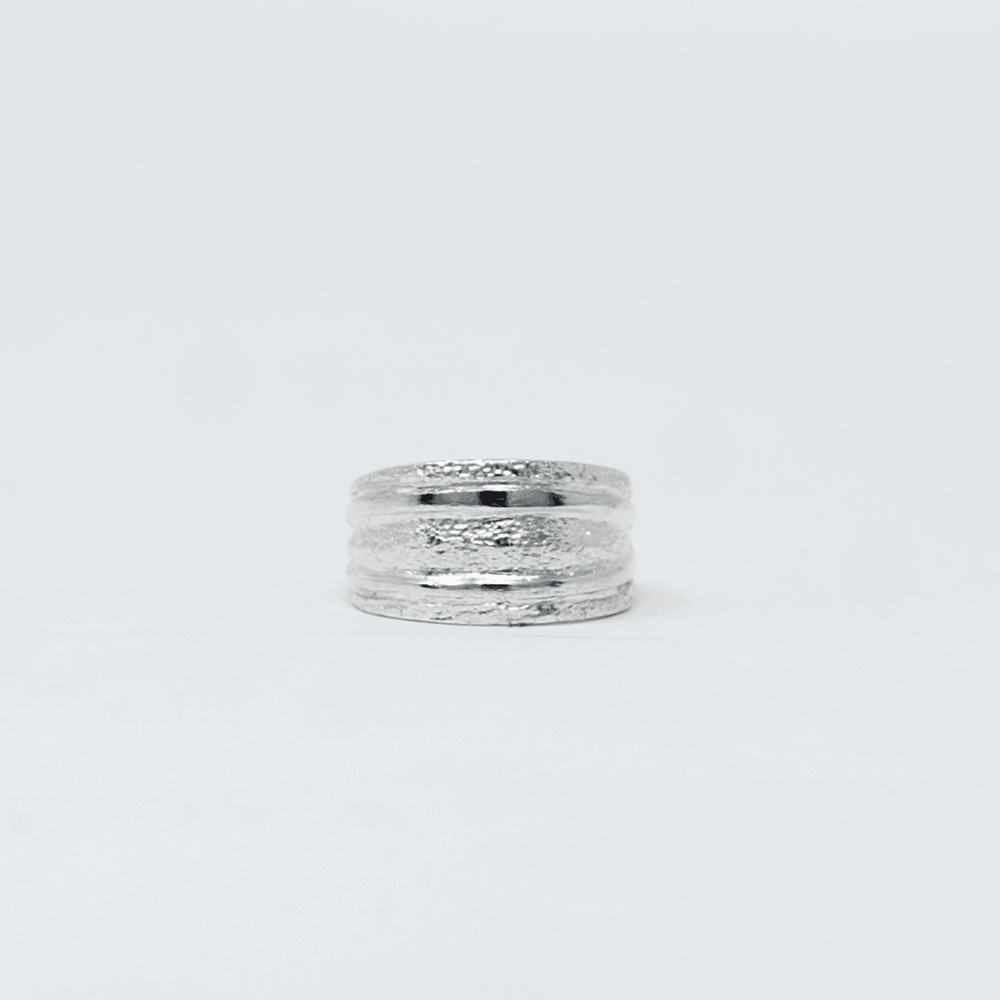Photo principale sur fond neutre, vue de face nette de la bague MAYA Argent en argent massif 925 (poincon 925), signe WB Paris (Westaff Bijouterie). Anneau au galbe net, surface argentee polie, tour de doigt ajuste, port au doigt. Bijou unisexe homme et femme, ideal en cadeau. Recherches : bague argent 925, bague argent homme, chevaliere argent, achat bijou argent pas cher. Argent 925 hypoallergenique, agreable a porter au doigt. Livraison rapide et garantie a vie WB Paris.