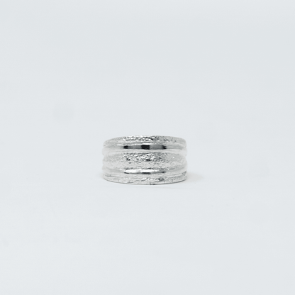 Photo principale sur fond neutre, vue de face nette de la bague MAYA Argent en argent massif 925 (poincon 925), signe WB Paris (Westaff Bijouterie). Anneau au galbe net, surface argentee polie, tour de doigt ajuste, port au doigt. Bijou unisexe homme et femme, ideal en cadeau. Recherches : bague argent 925, bague argent homme, chevaliere argent, achat bijou argent pas cher. Argent 925 hypoallergenique, agreable a porter au doigt. Livraison rapide et garantie a vie WB Paris.