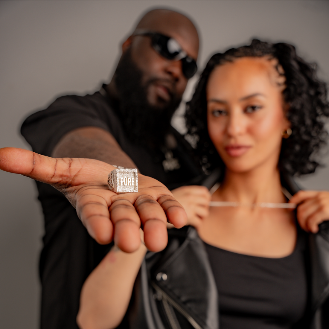 Photo portee sur modele, en situation reelle de la bague PURE Argent x PURE x WB Paris en argent massif 925 (poincon 925), signe WB Paris (Westaff Bijouterie). Anneau au galbe net, surface argentee polie, tour de doigt ajuste, port au doigt. Presente sur un modele, la photo montre l'echelle reelle et le rendu porte au quotidien. Bijou unisexe homme et femme, ideal en cadeau. Recherches : bague argent 925, bague argent homme, chevaliere argent, achat bijou argent pas cher.