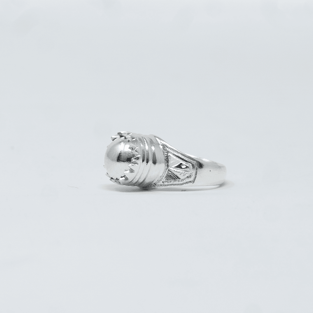 Photo principale sur fond neutre, vue de face nette de la bague SOWE Argent en argent massif 925 (poincon 925), signe WB Paris (Westaff Bijouterie). Anneau au galbe net, surface argentee polie, tour de doigt ajuste, port au doigt. Bijou unisexe homme et femme, ideal en cadeau. Recherches : bague argent 925, bague argent homme, chevaliere argent, achat bijou argent pas cher. Argent 925 hypoallergenique, agreable a porter au doigt. Livraison rapide et garantie a vie WB Paris.