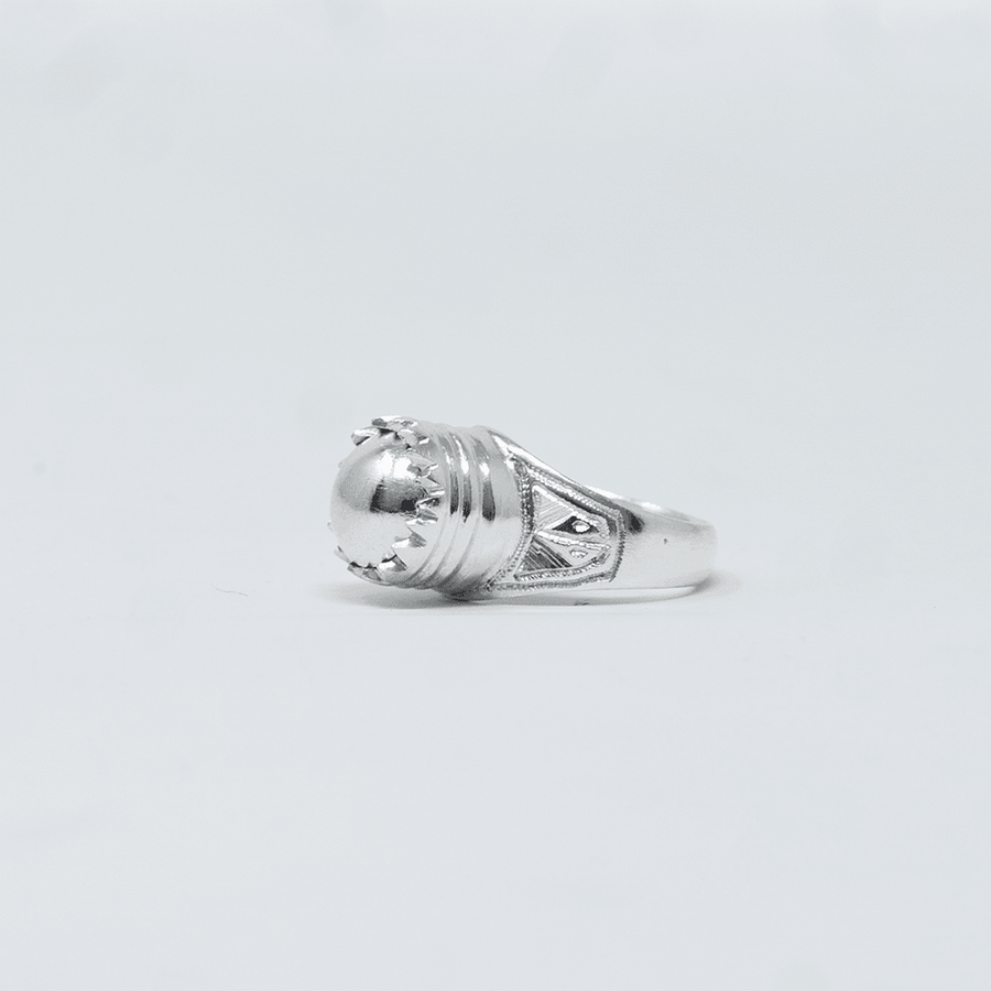 Photo principale sur fond neutre, vue de face nette de la bague SOWE Argent en argent massif 925 (poincon 925), signe WB Paris (Westaff Bijouterie). Anneau au galbe net, surface argentee polie, tour de doigt ajuste, port au doigt. Bijou unisexe homme et femme, ideal en cadeau. Recherches : bague argent 925, bague argent homme, chevaliere argent, achat bijou argent pas cher. Argent 925 hypoallergenique, agreable a porter au doigt. Livraison rapide et garantie a vie WB Paris.