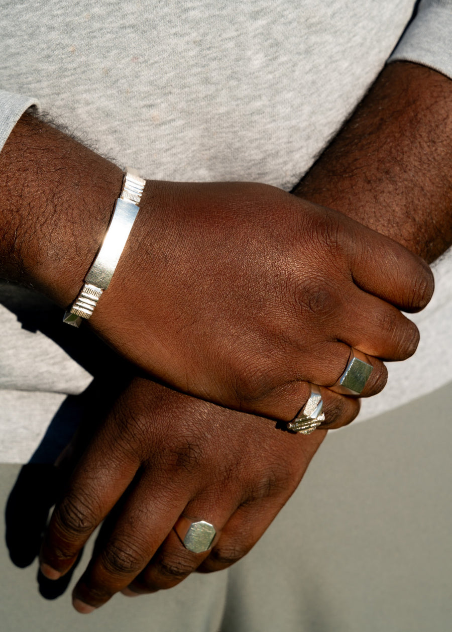 Trois bagues et un bracelet de Westaff Bijouterie sur un modèle de main. (Photo prise en extérieur)
