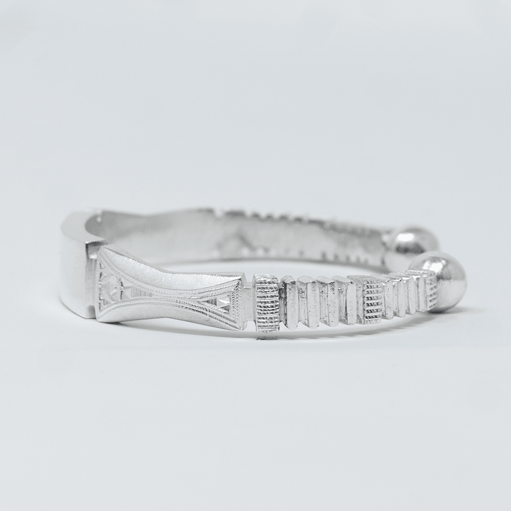 Vue complementaire, du bracelet BEMBA Argent en argent massif 925, signe WB Paris (Westaff Bijouterie). Maille souple et fermoir securise, port au poignet ; on remarque l'epaisseur nette de la maille et la patine durable. Modele personnalisable : gravure prenom, date ou initiales. Style chic, ideal unisexe — cadeau anniversaire. Recherches : argent 925, argent sterling, cadeau anniversaire, qualite premium. Argent 925 hypoallergenique. Cadeau anniversaire a offrir toute l'annee.